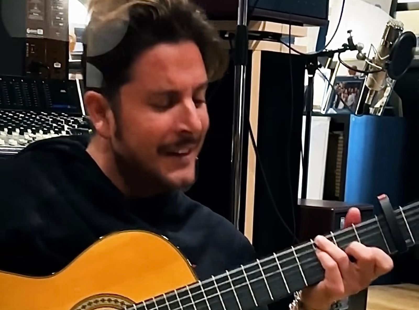 La bonita versión acústica de Manuel Carrasco del single 'Eres'