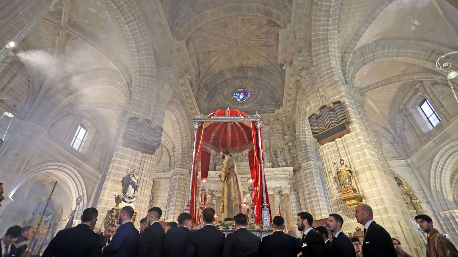 Vía Crucis de las hermandades con Nuestro Padre Jesús del Consuelo en la Catedral