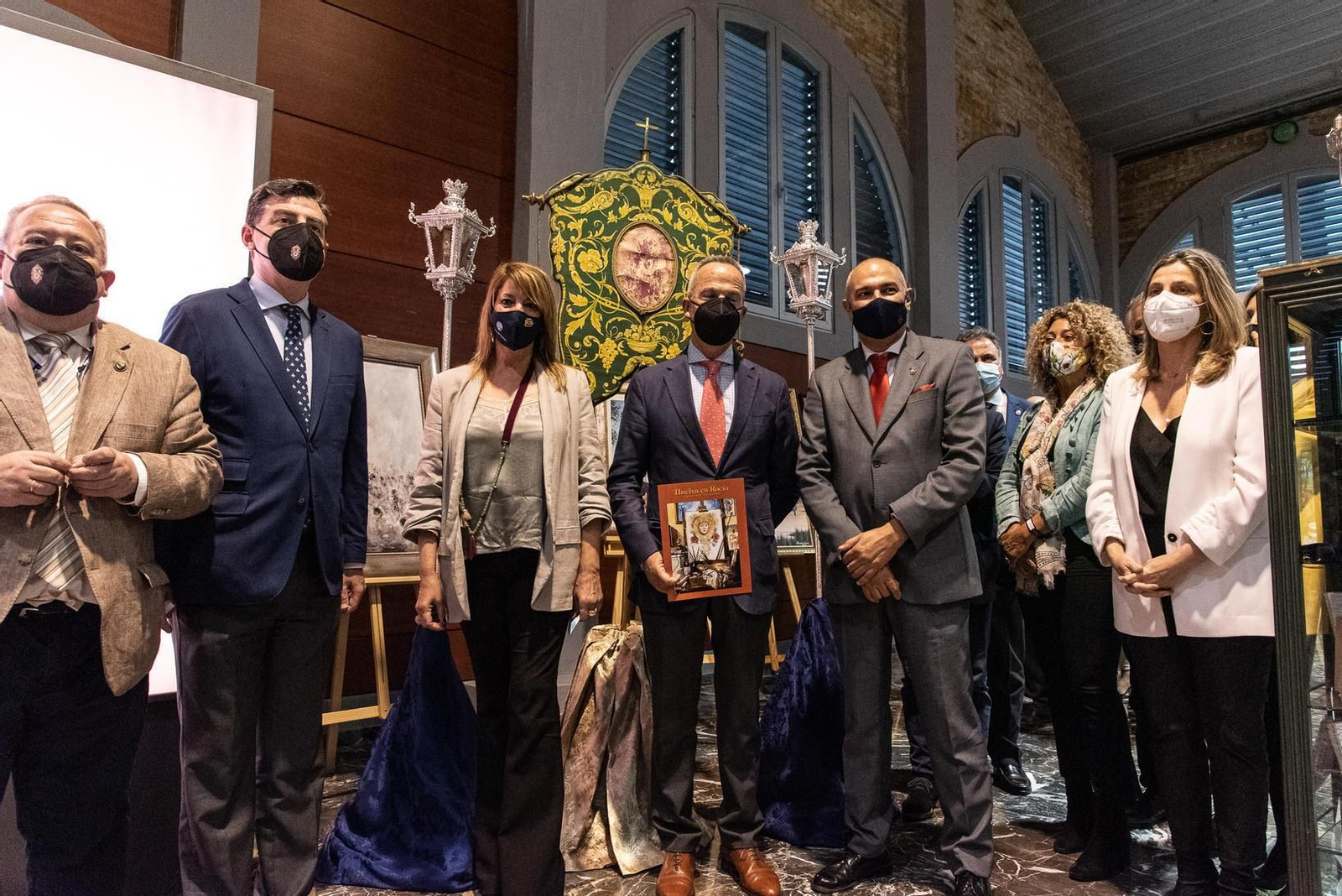 Autoridades presentes en la inauguración de la muestra rociera en el Puerto de Huelva.