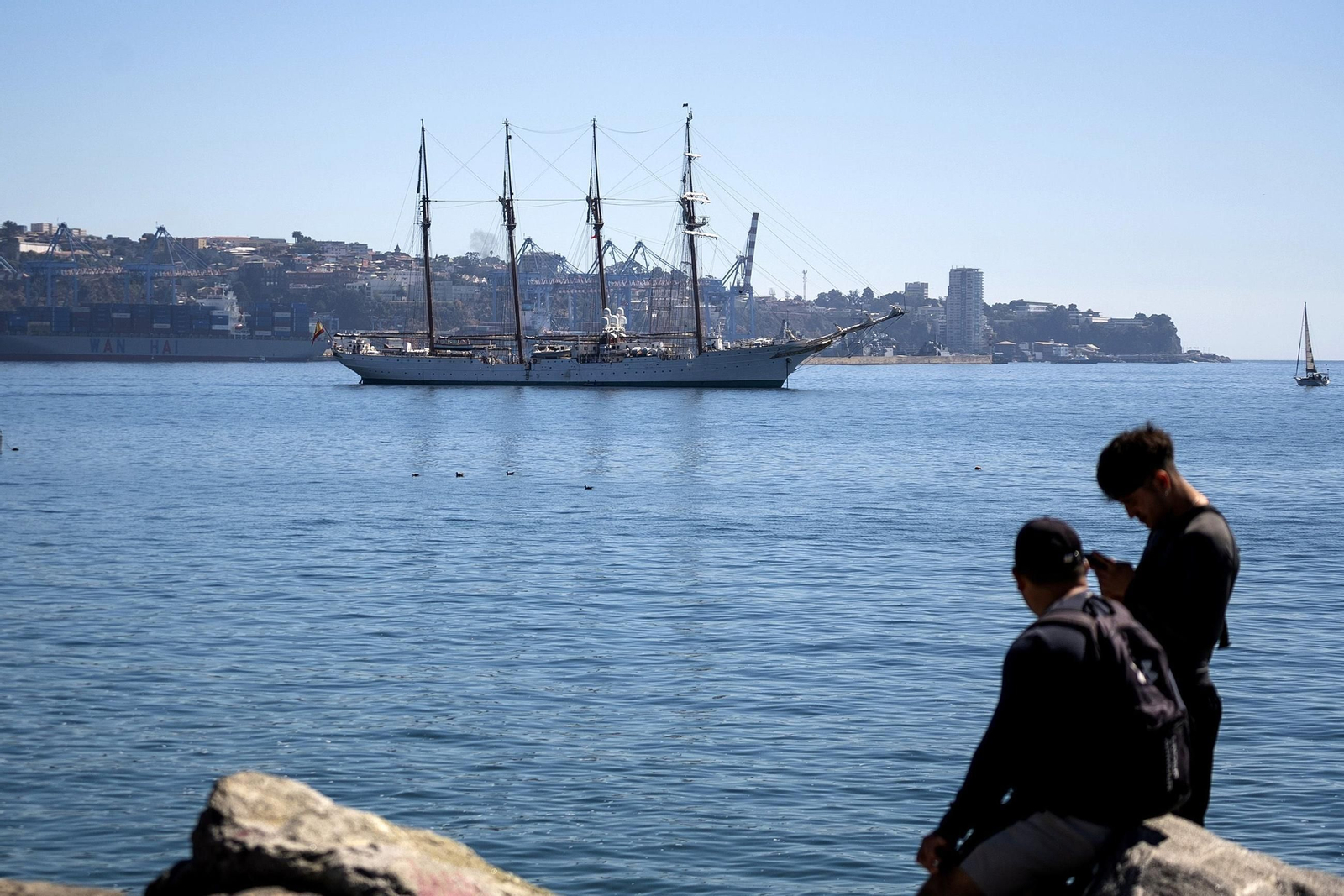 Las imágenes de la llegada del 'Elcano y la Princesa Leonor a Valparaíso