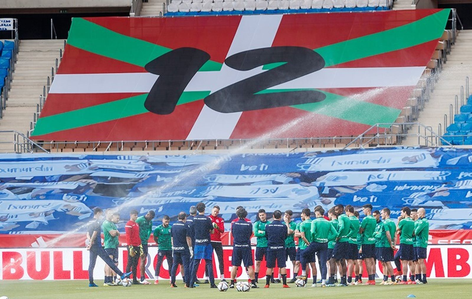 Imanol Alguacil se dirige a sus futbolistas en el Estadio de la Cartuja.