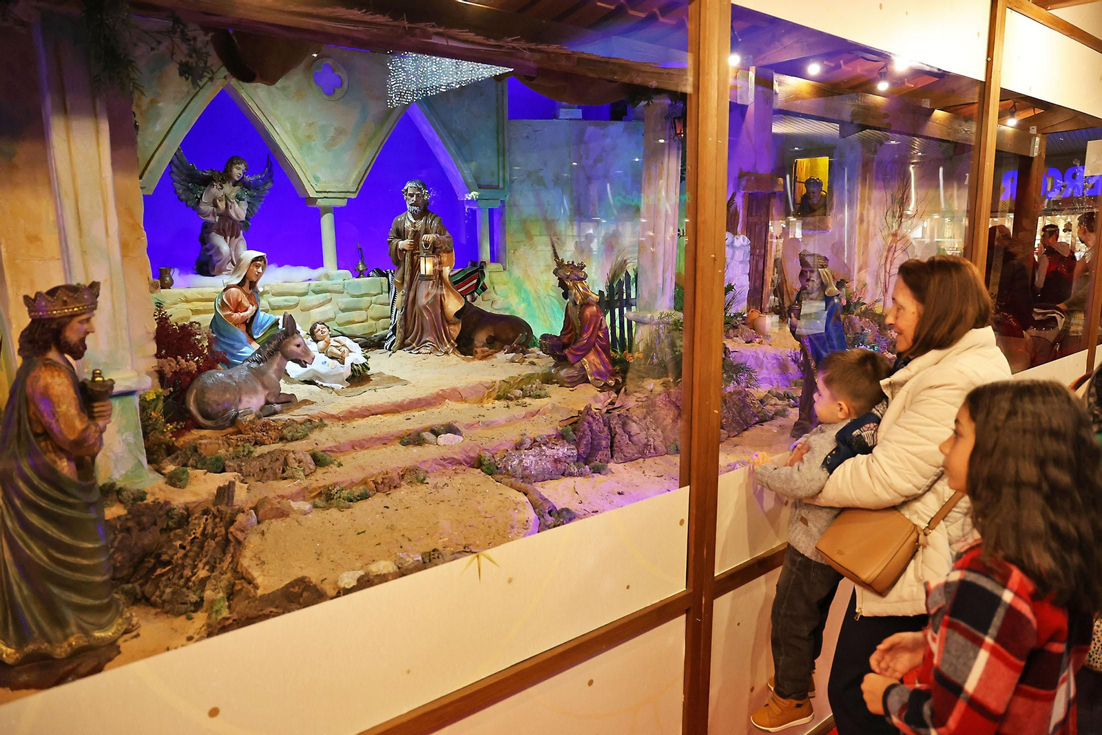 Imágenes de la inauguración del Belén Solidario del Consejo de Cofradías y Hermandades y el Corte Inglés