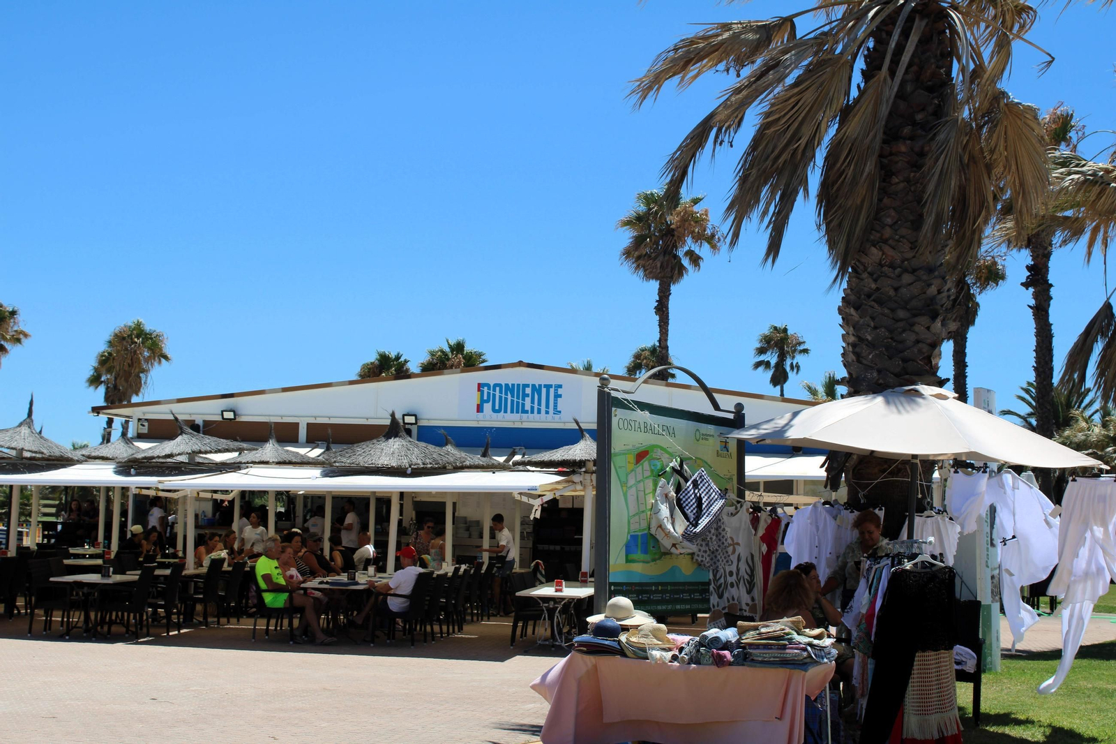 Puesto de Ropa junto a la playa de Costa Ballena, en Rota..JPG Puesto de Ropa junto a la playa de Costa Ballena, en Rota..JPG