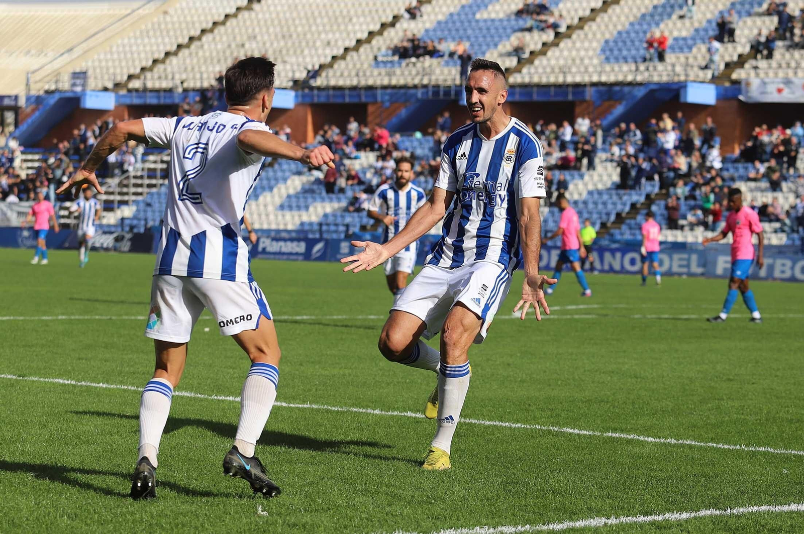 Juanjo Mateo y Pablo Caballero celebran un gol al Vélez CF.