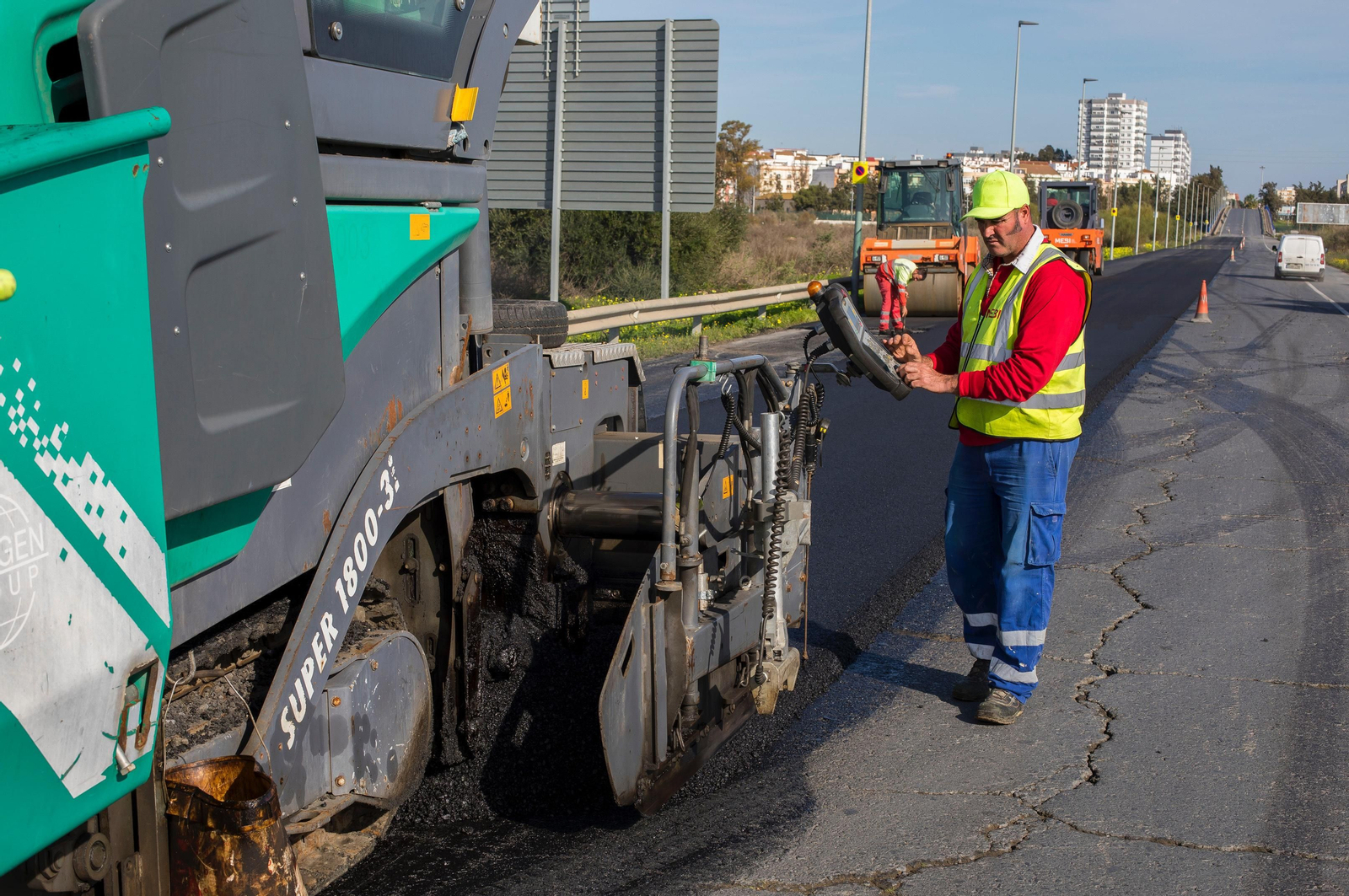 Imagen de una obra de asfaltado en la capital