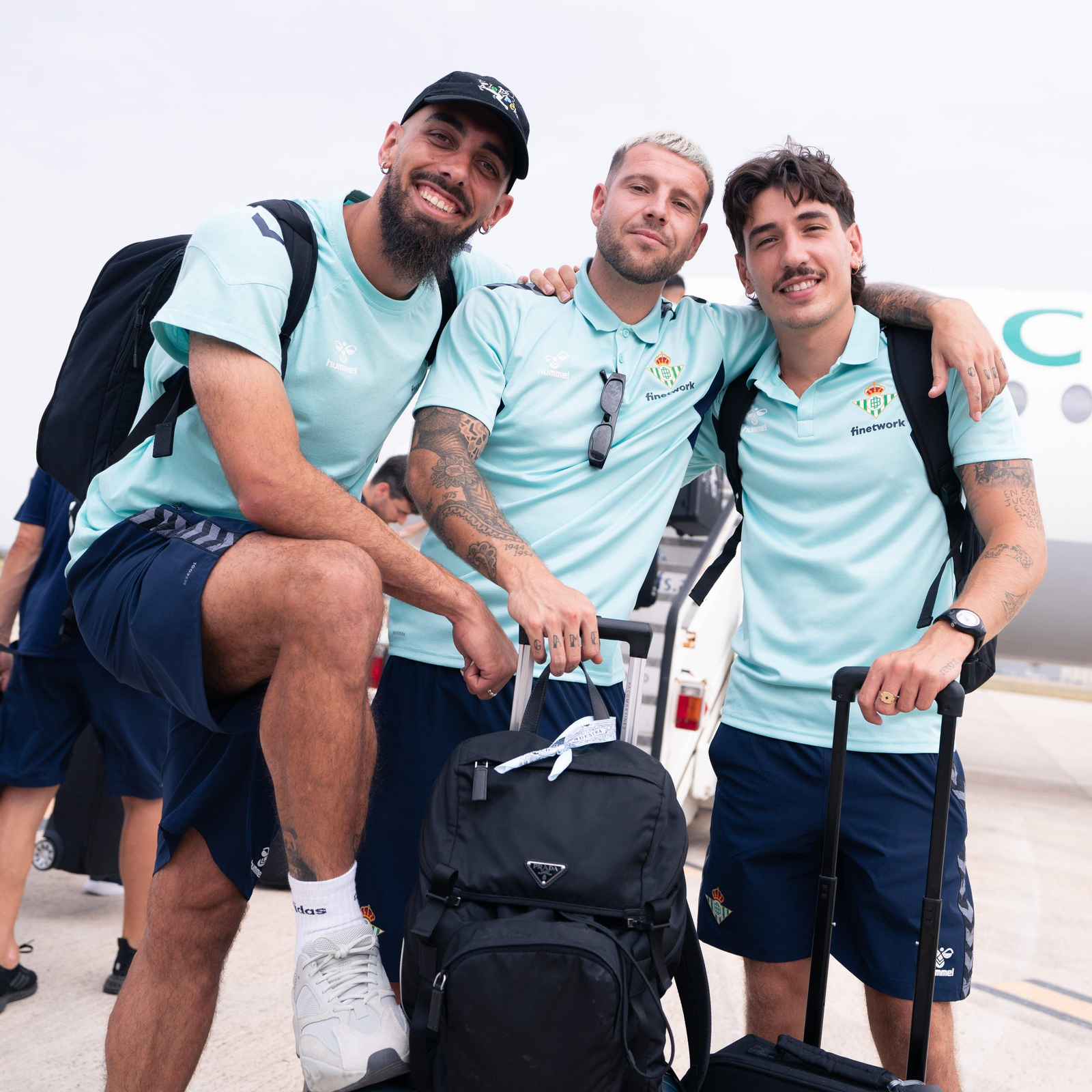 Aitor Ruibal, entre Borja Iglesias y Bellerín.