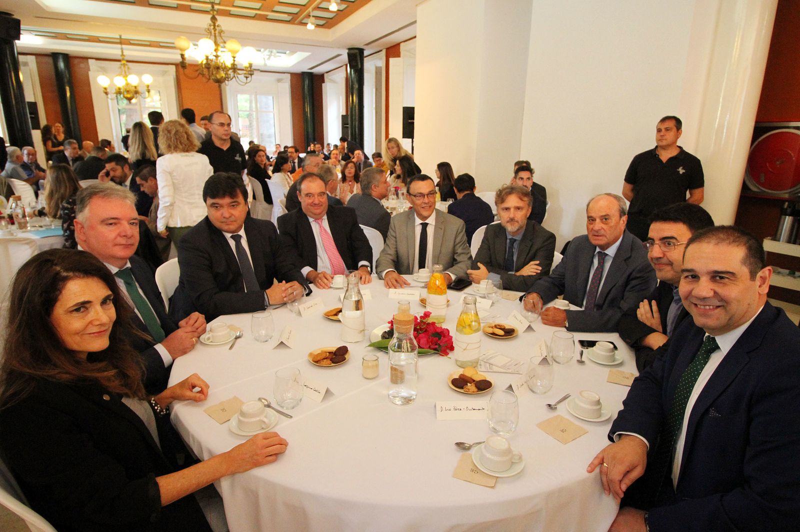 Imágenes de la conferencia y desayuno-coloquio de Gabriel Cruz, alcalde de Huelva