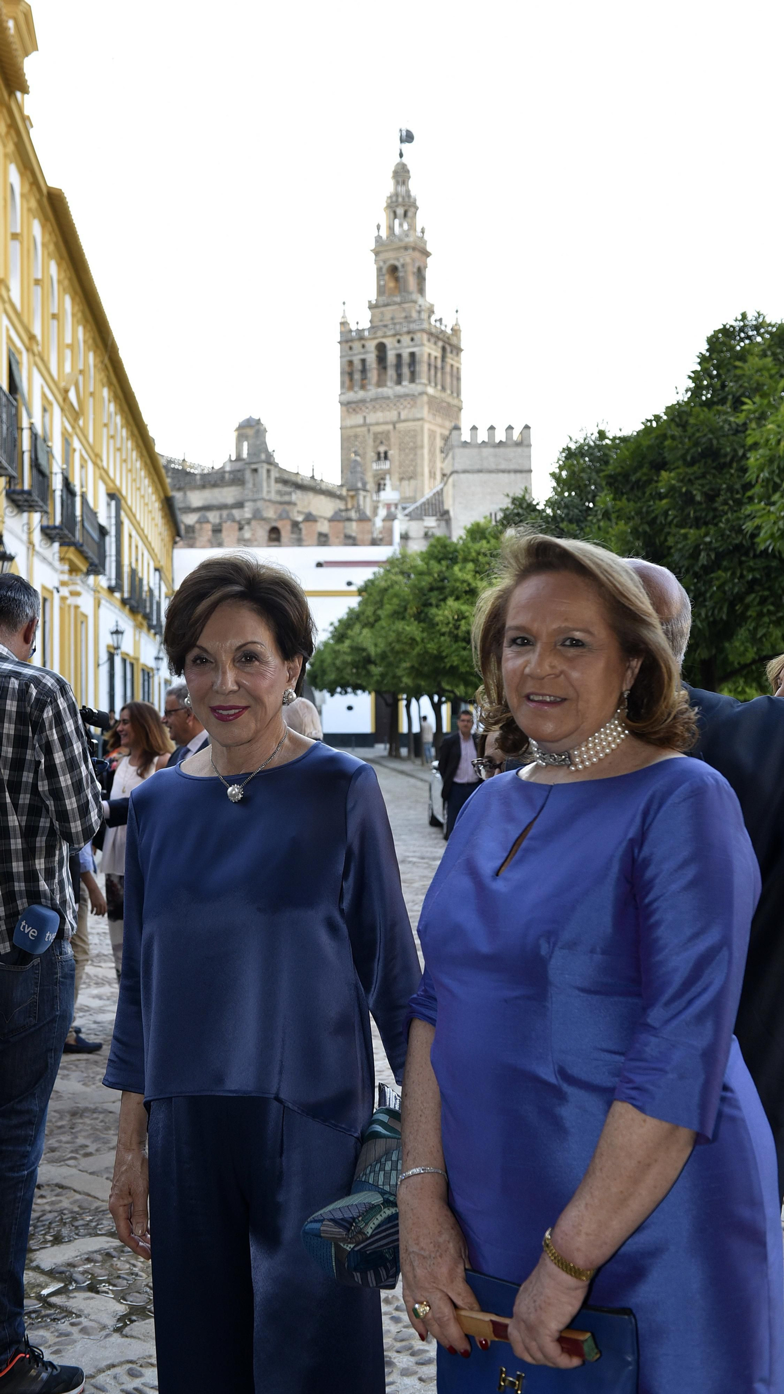 Quina Martínez de Salazar, junto a Concha Yoldi.