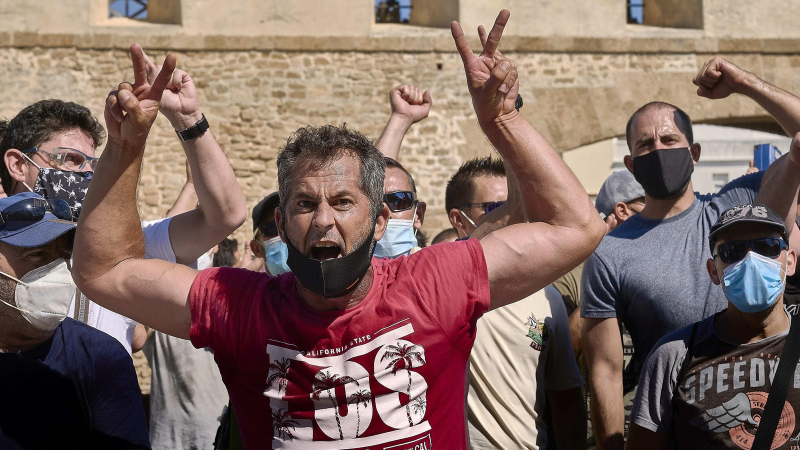 Los trabajadores de Navantia Puerto Real concentrados frente a la Subdelegación del Gobierno.