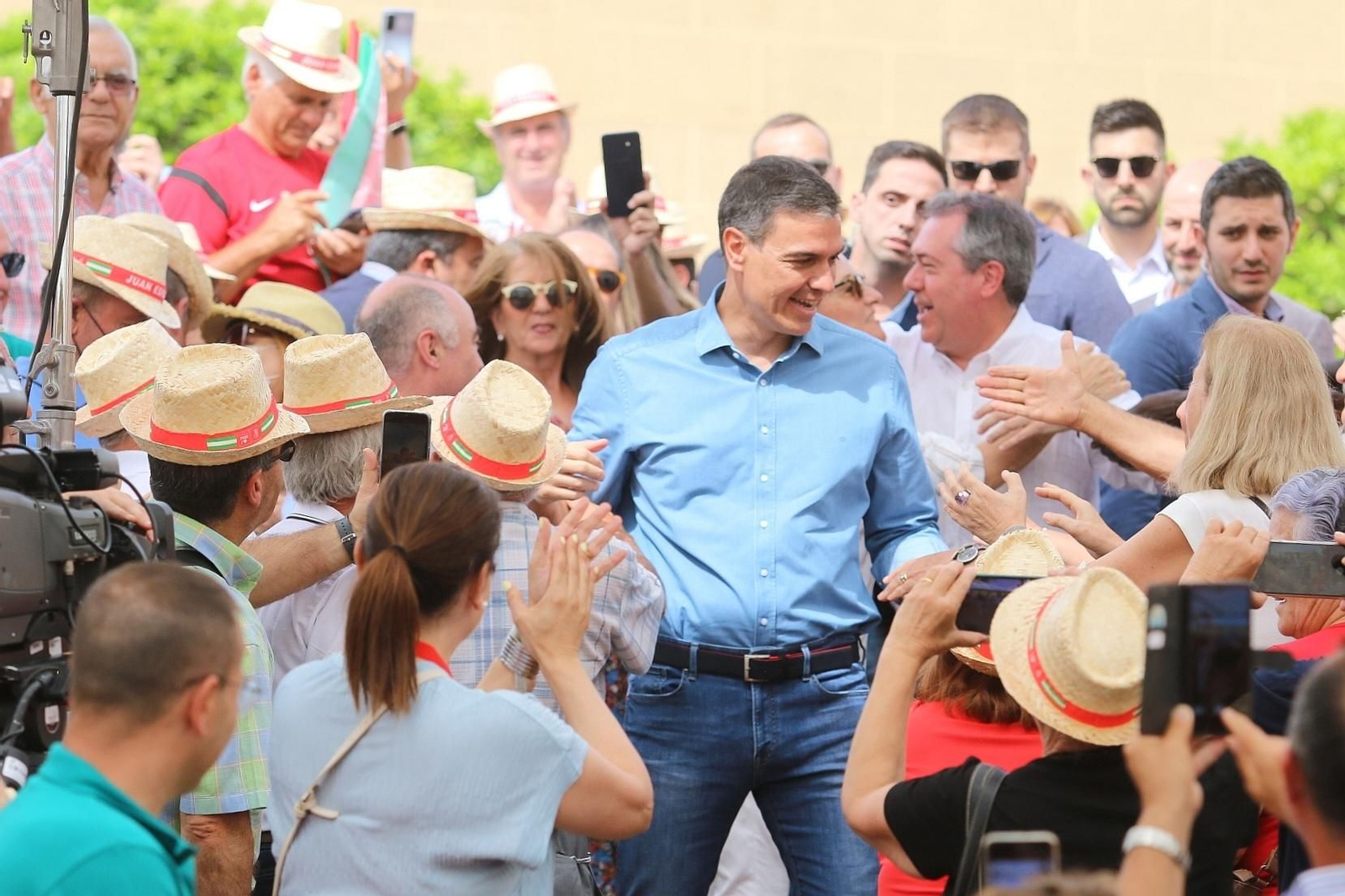 Juan Espadas comienza la campaña electoral con Pedro Sánchez, en imágenes