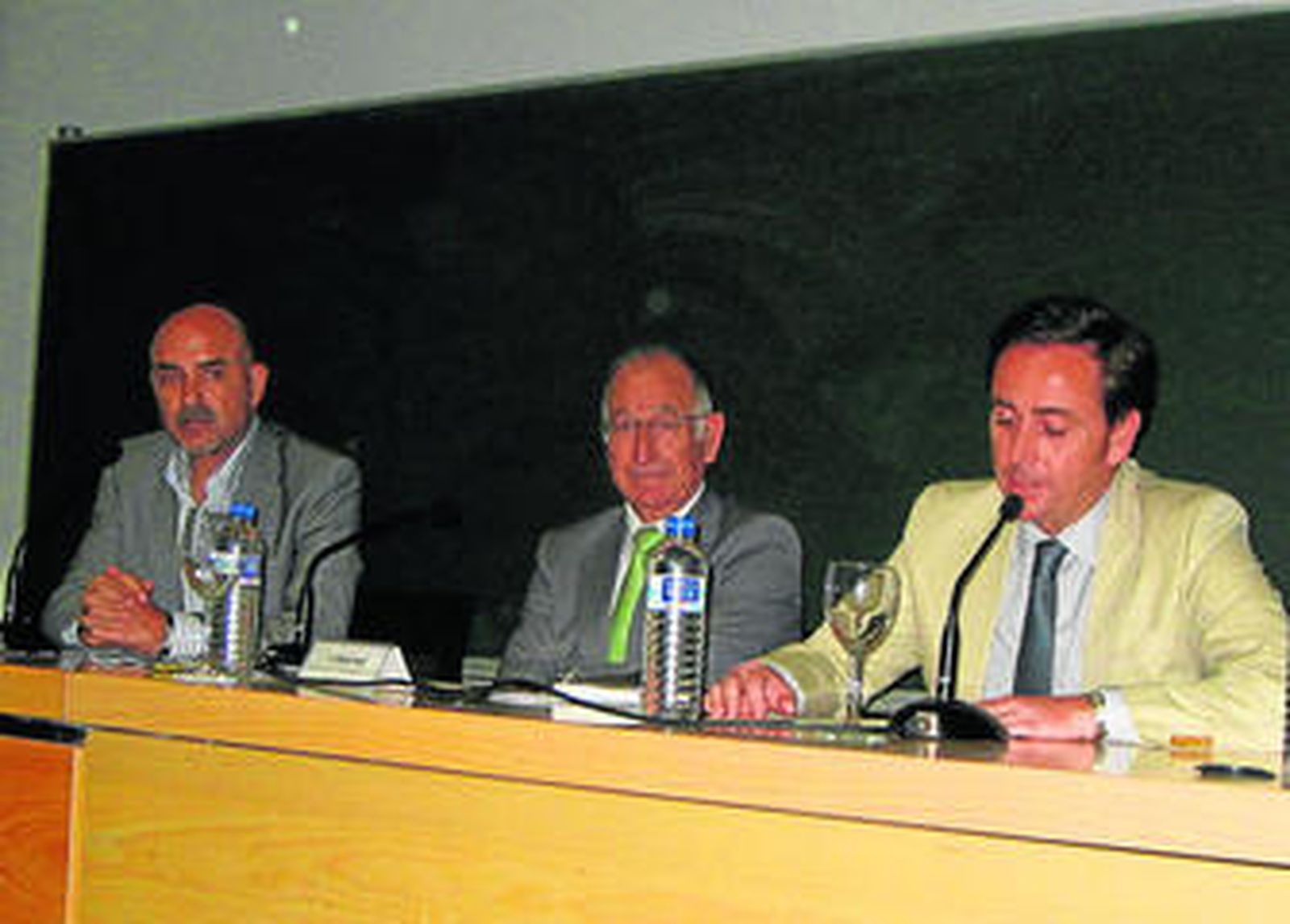 1. Antonio Lao, director de 'Diario de Almería', Gabriel Amat, presidente de la Diputación de Almería, y Antonio Milla, director general de Aquagest Andalucía. 2. Juan Pedro García, director de Fomento y Agricultura de la Diputación de Almería, Gonzalo Jiménez, gerente de Almería de Aquagest Andalucía, Iván Gómez, jefe de Local de 'Diario de Almería', Juan Ignacio Moya, gerente de Galasa, y Vicente Gómez, 'product manager' de Galia, Aqualogy Solutions. 3. Silvia López, 'product manager' de Aqualogy Solutions, durante su ponencia.