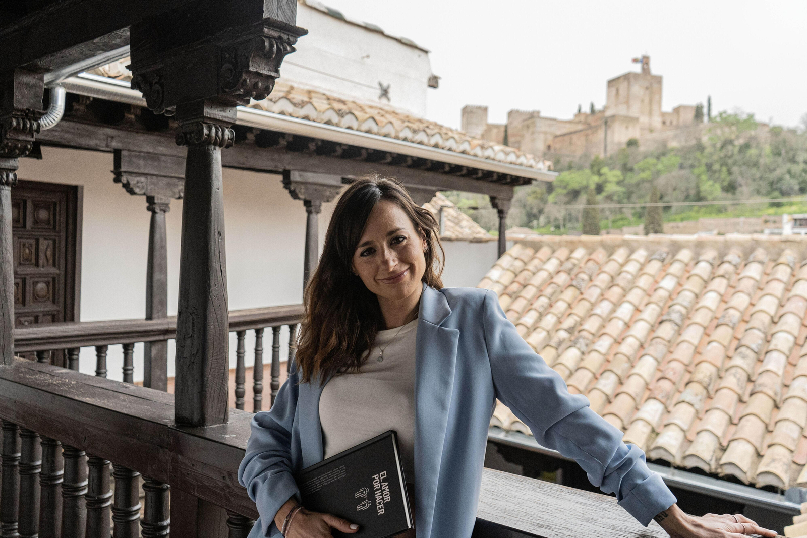 Noelia Muñoz, con su nuevo libro y la Alhambra de fondo