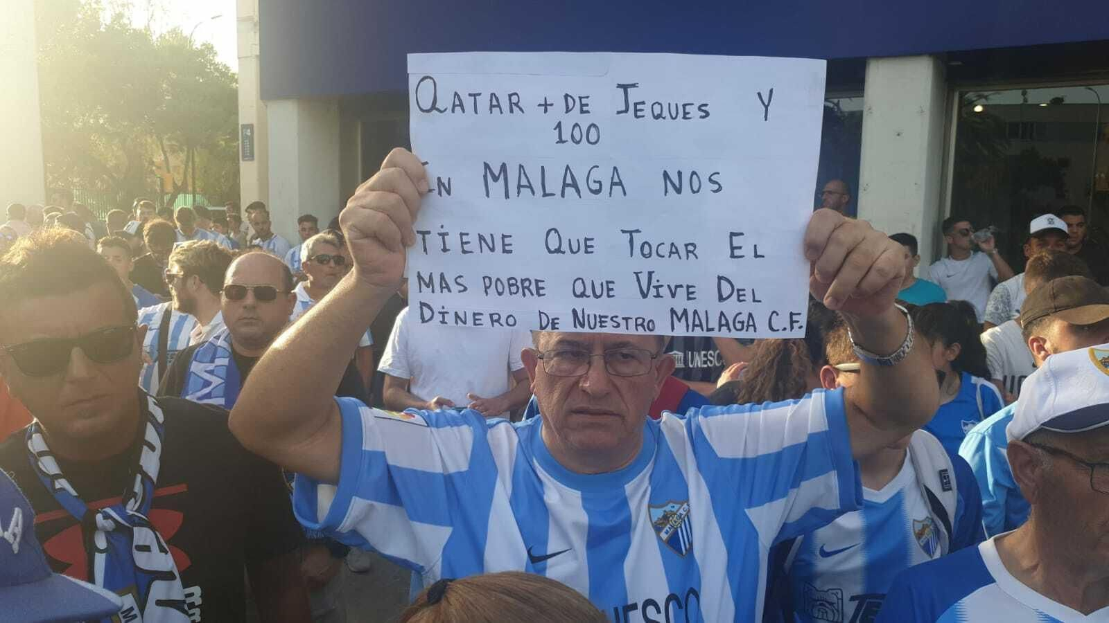 La manifestación contra el jeque Al-Thani en Málaga, en fotos