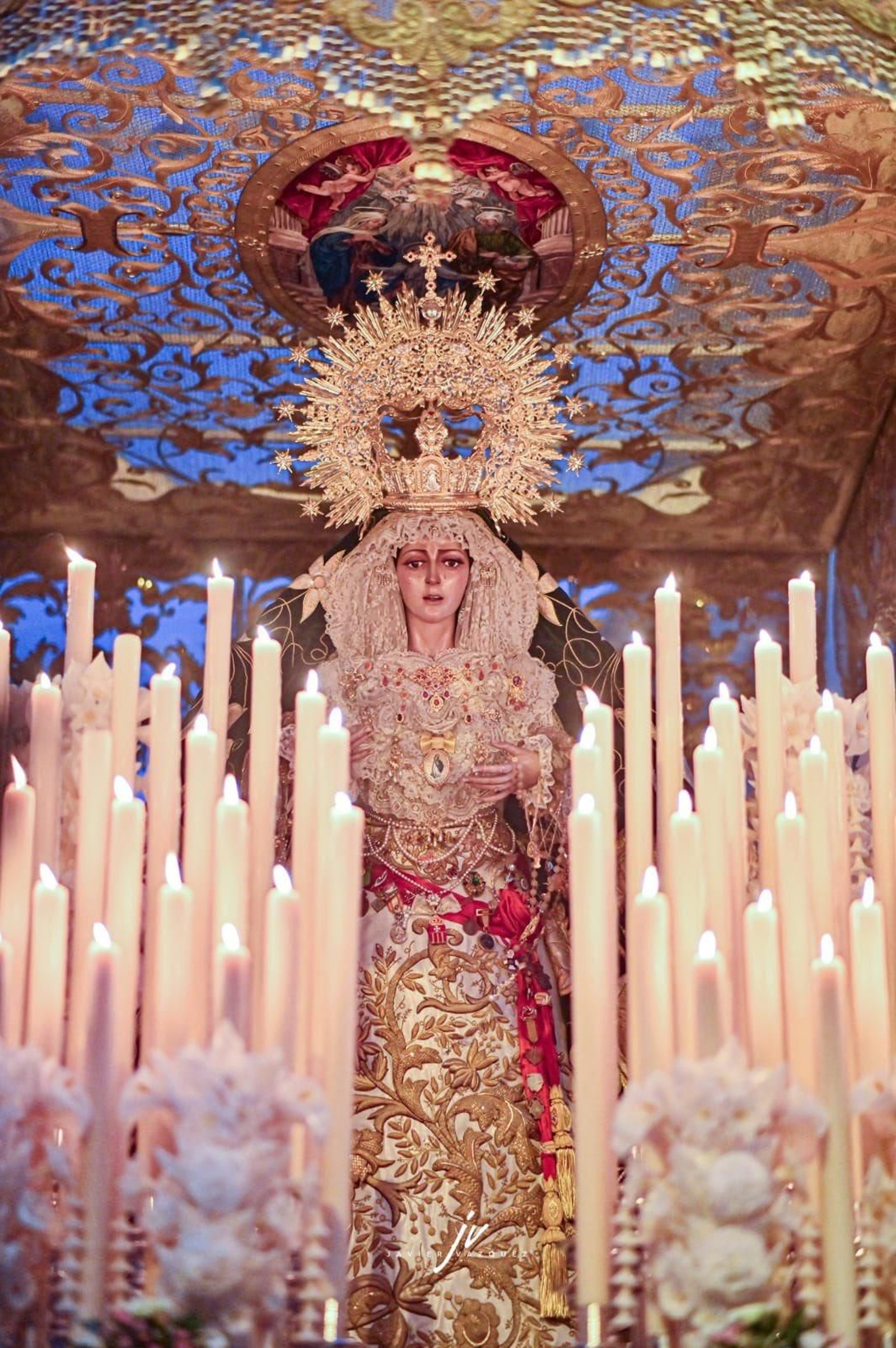 Madre de la Iglesia, de la hermandad de la Redención Salesiana de Jerez, con la saya de la Esperanza del Amor de Cádiz. Madre de la Iglesia, de la hermandad de la Redención Salesiana de Jerez, con la saya de la Esperanza del Amor de Cádiz.