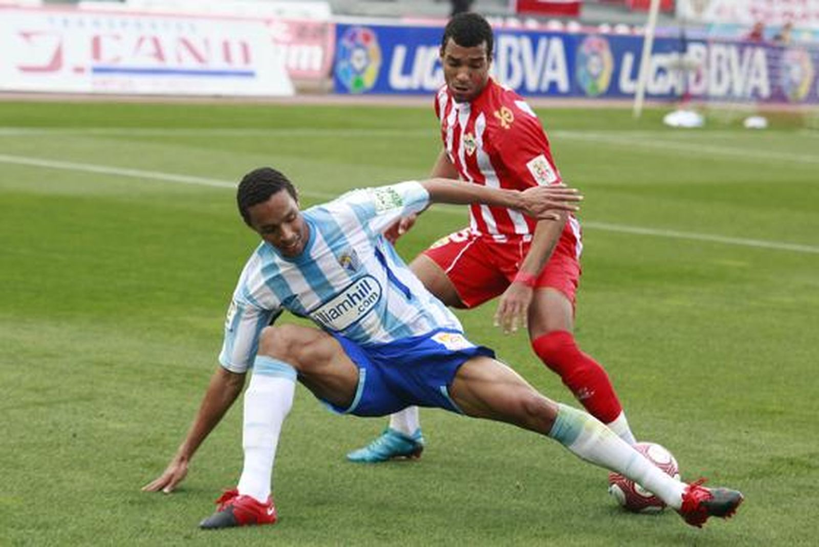 Valdo cae al suelo tras luchar por un balón. / Javier Alonso