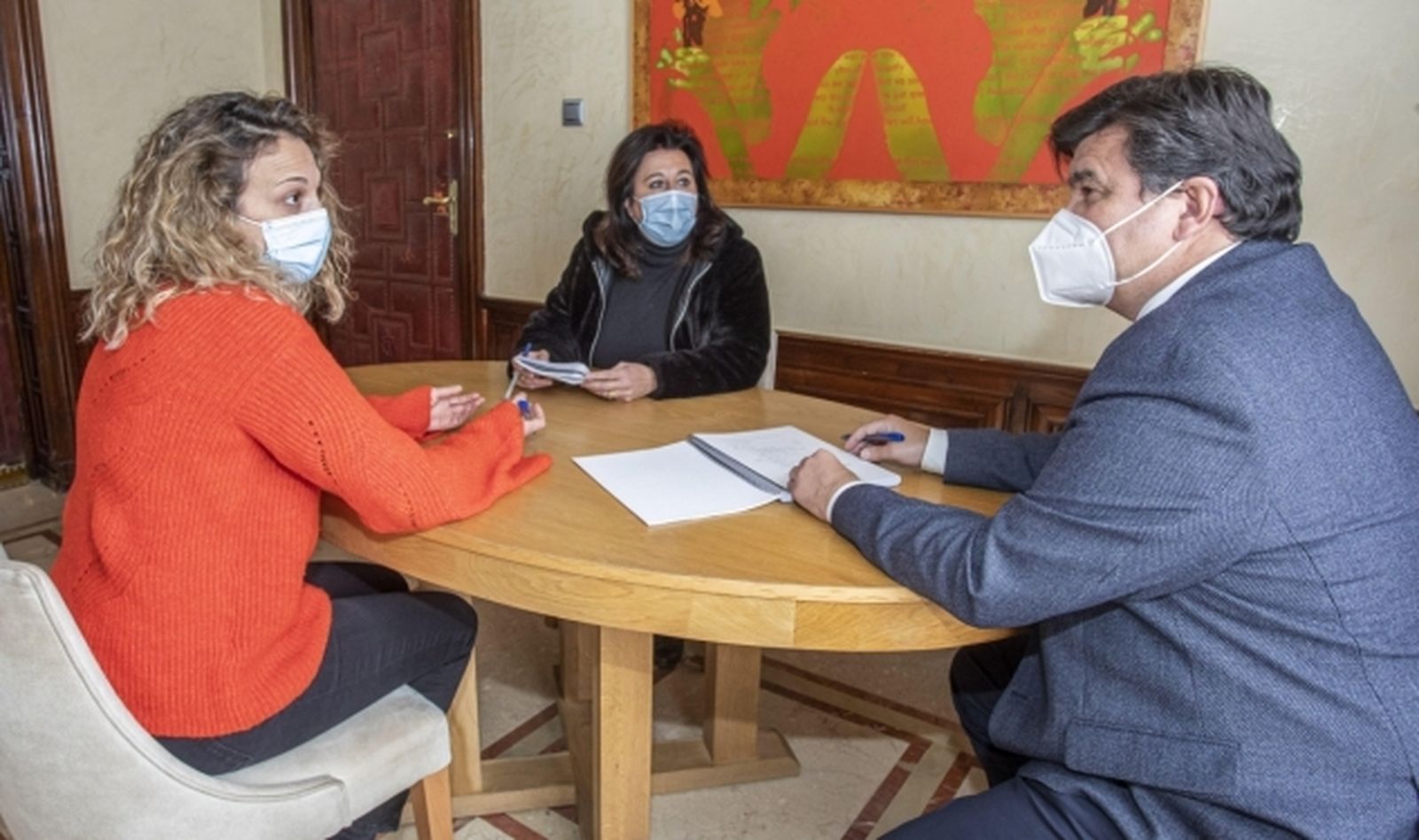 Las ediles María José Pulido y Esther Cumbrera, con el alcalde, Gabriel Cruz.