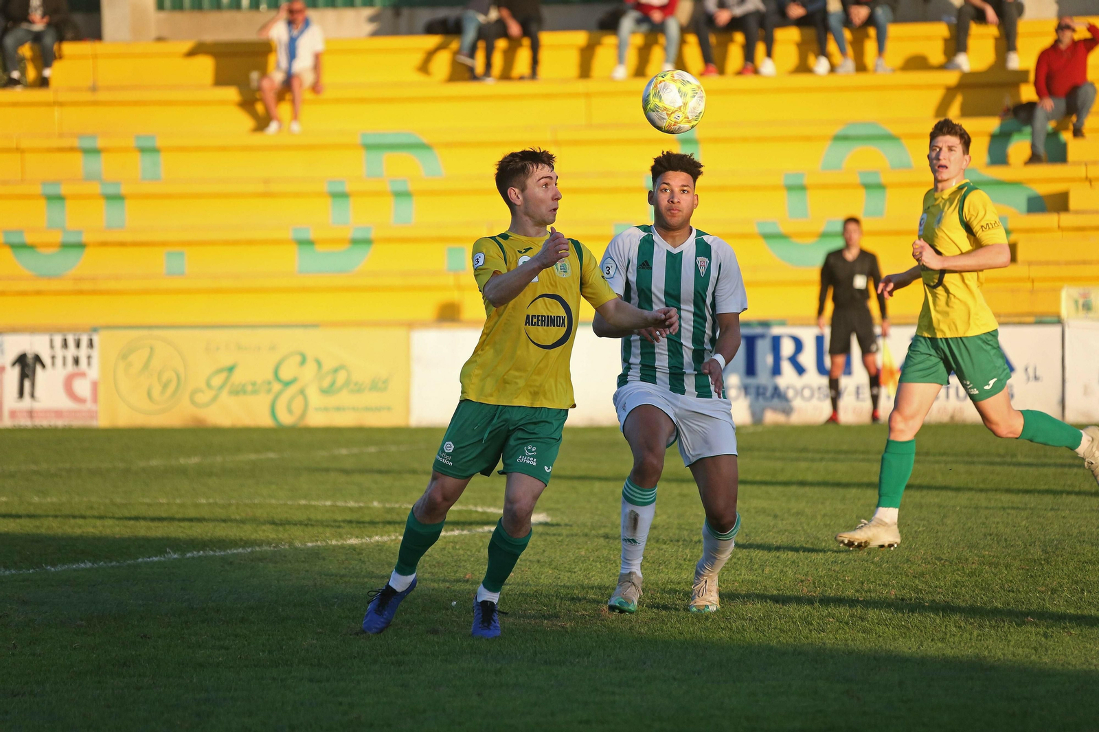 Alberto Ramos pugna un balón con el blanquiverde Felipe.
