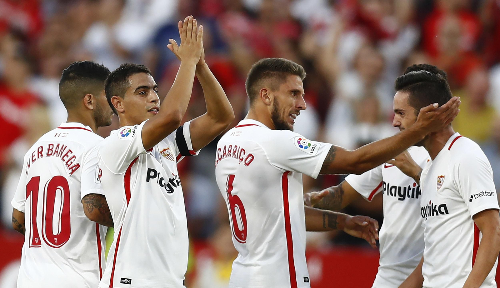 Euforia entre los jugadores sevillistas tras uno de los goles.