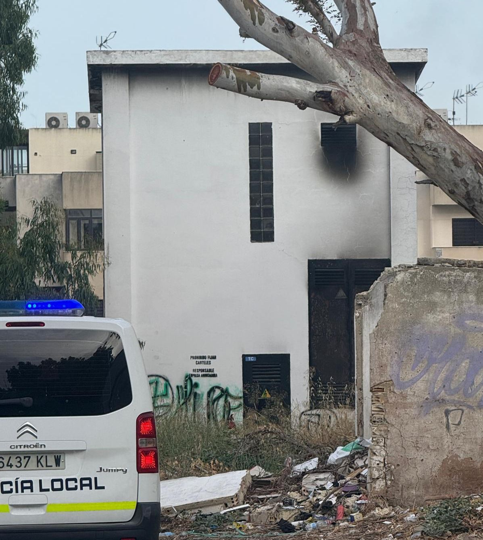 Una furgoneta de Policía Local, ayer por la tarde junto al transformador afectado. Una furgoneta de Policía Local, ayer por la tarde junto al transformador afectado.