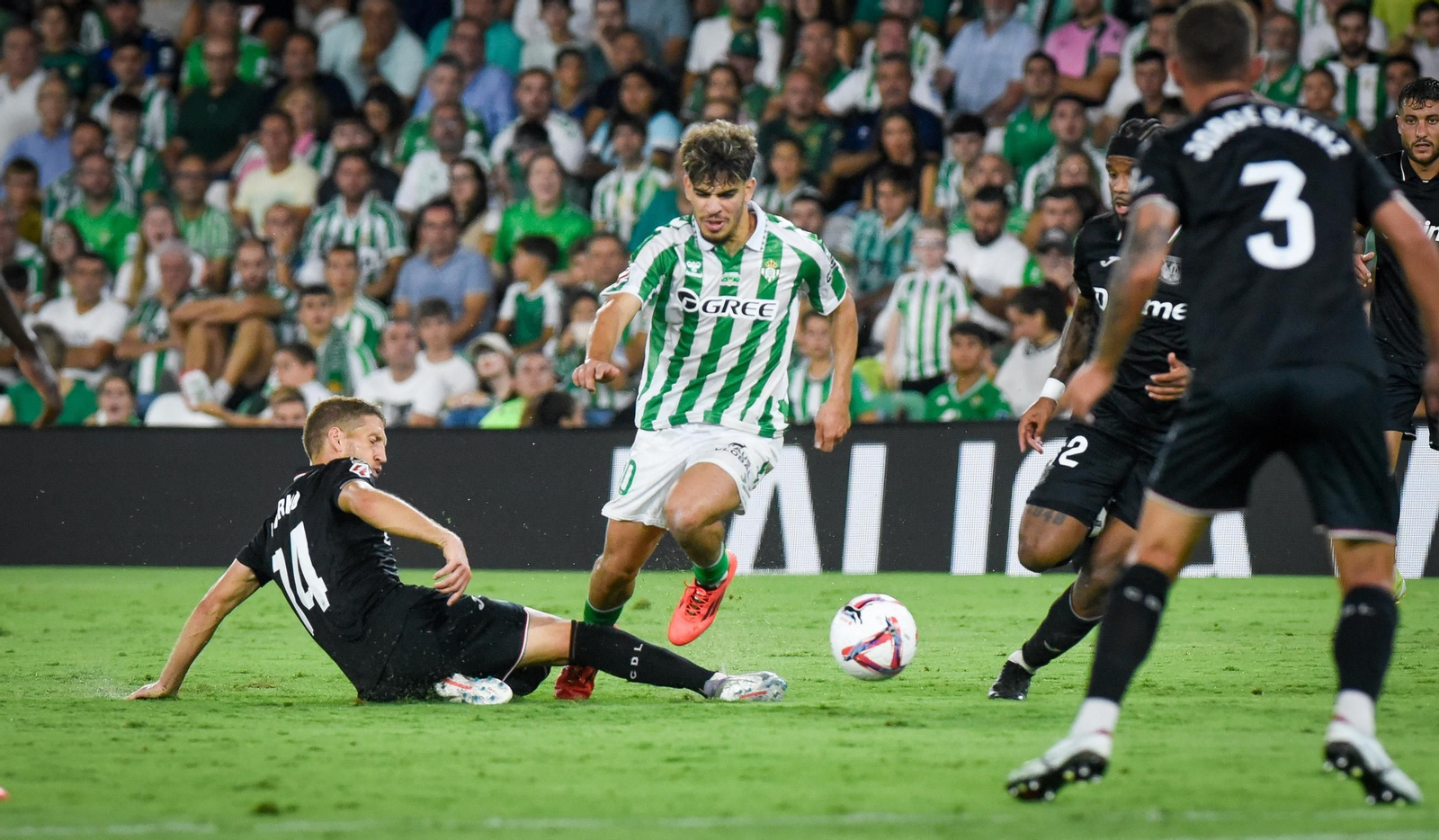 Darko Brasanac se cruza ante Abde, que hizo su mejor partido como bético.