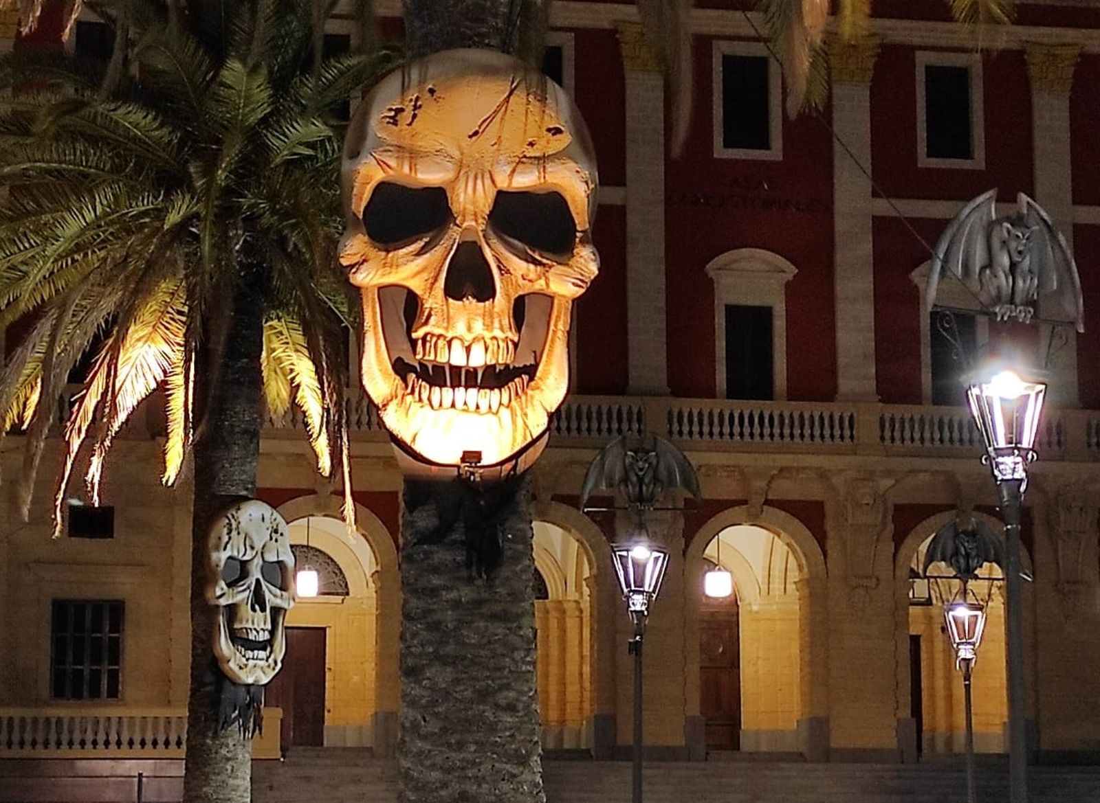 Decoración de la plaza del Rey con motivos de Halloween  en San Fernando.