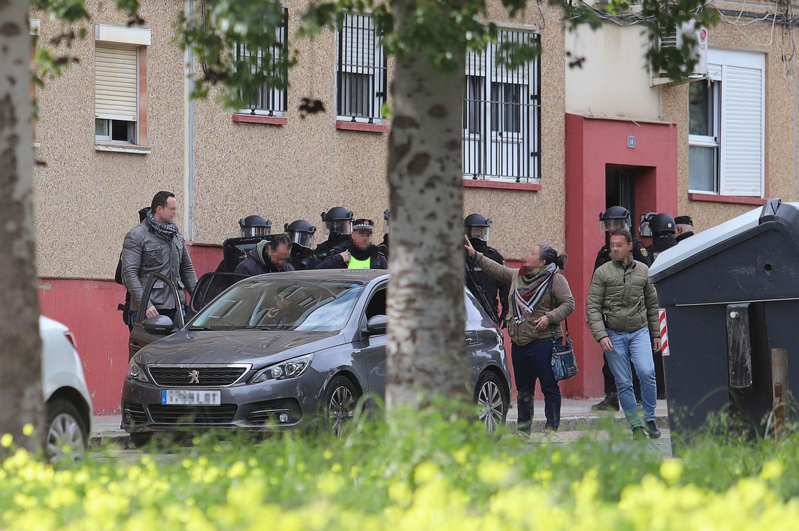 Imágenes del atrincherado que amenazaba con hacer estallar una bombona en el Torrejón, Huelva
