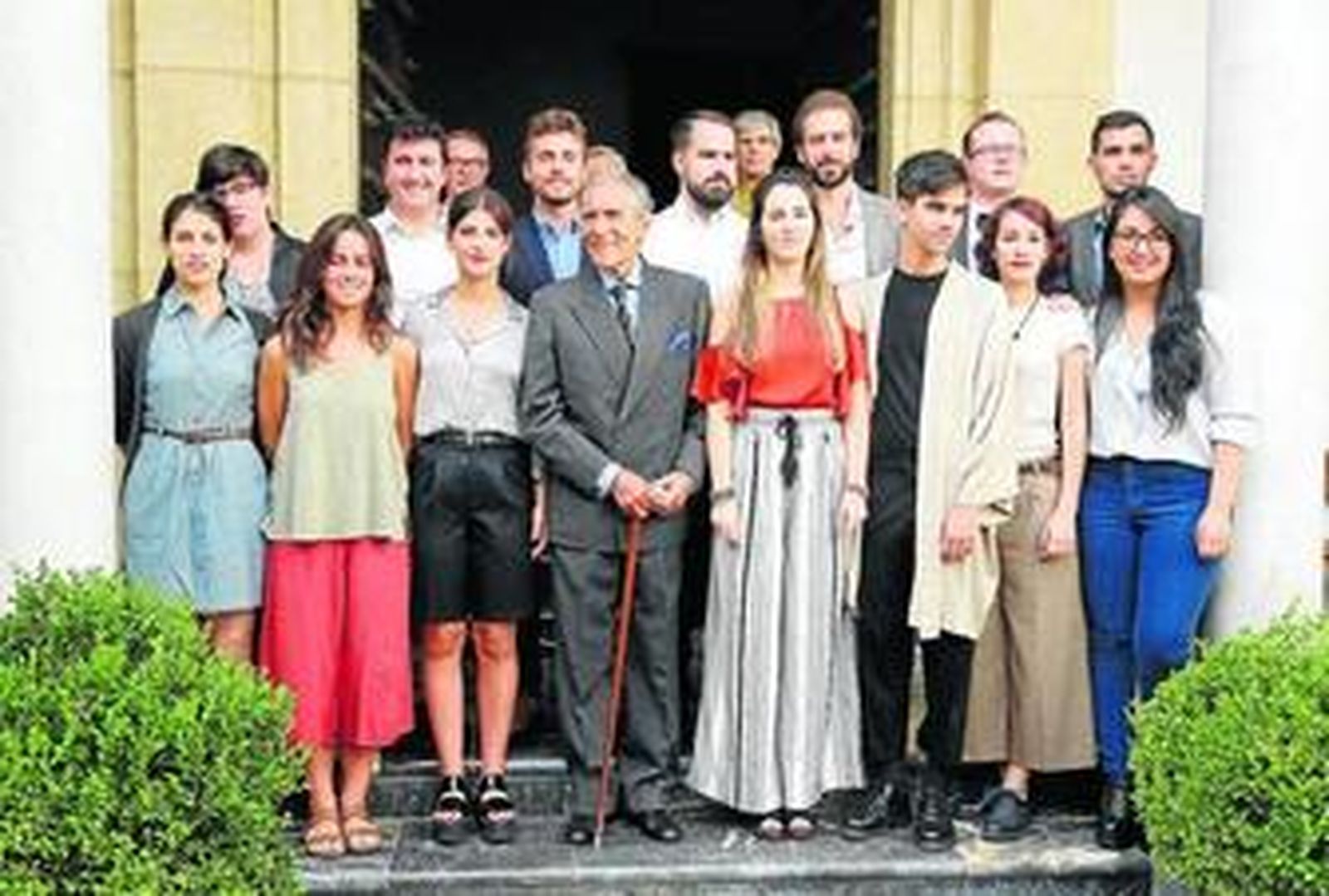 Gala, con los nuevos residentes de su fundación, ayer.