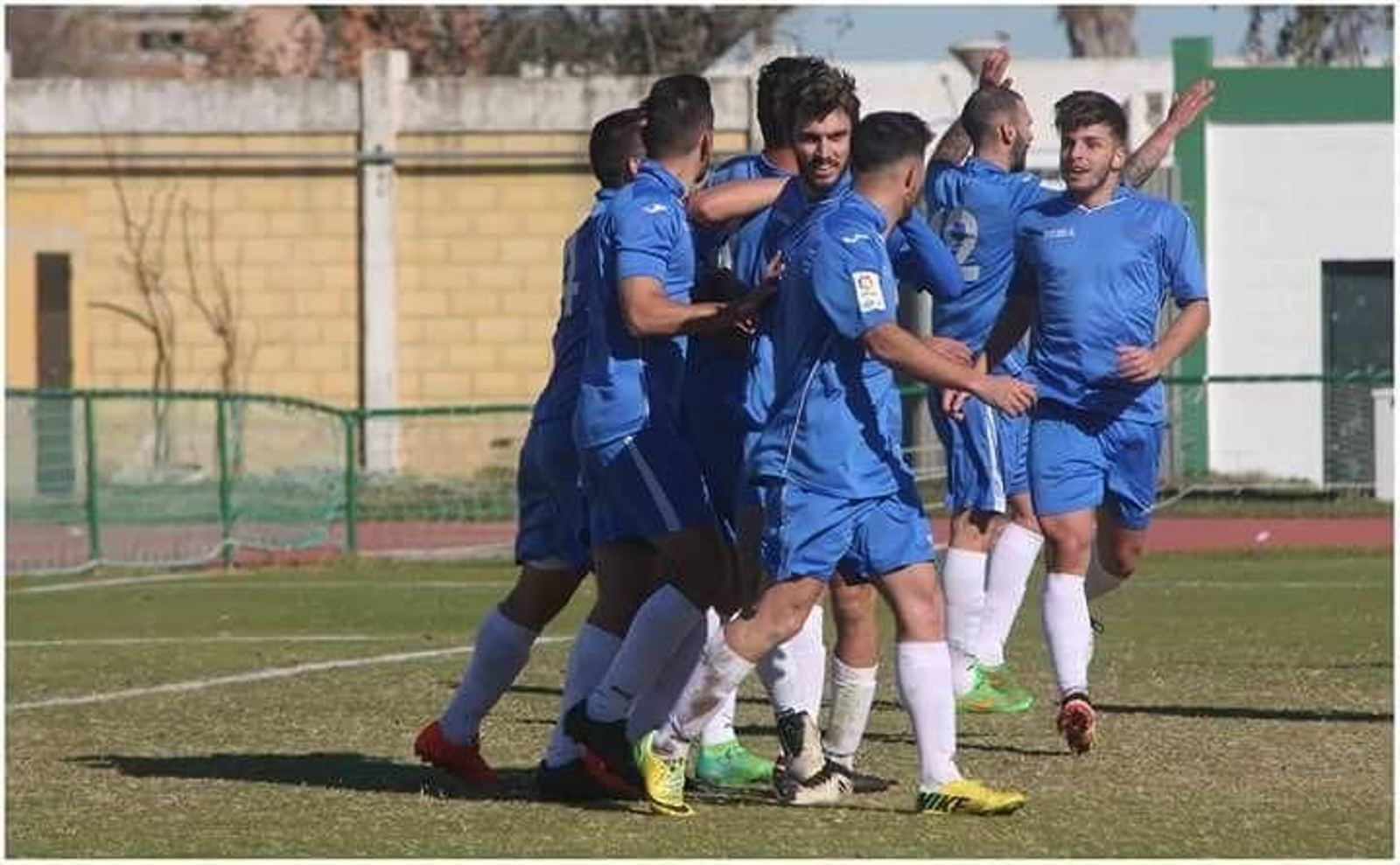 Los jugadores del San Roque celebran el tanto de Cheíto, ayer en Rota.