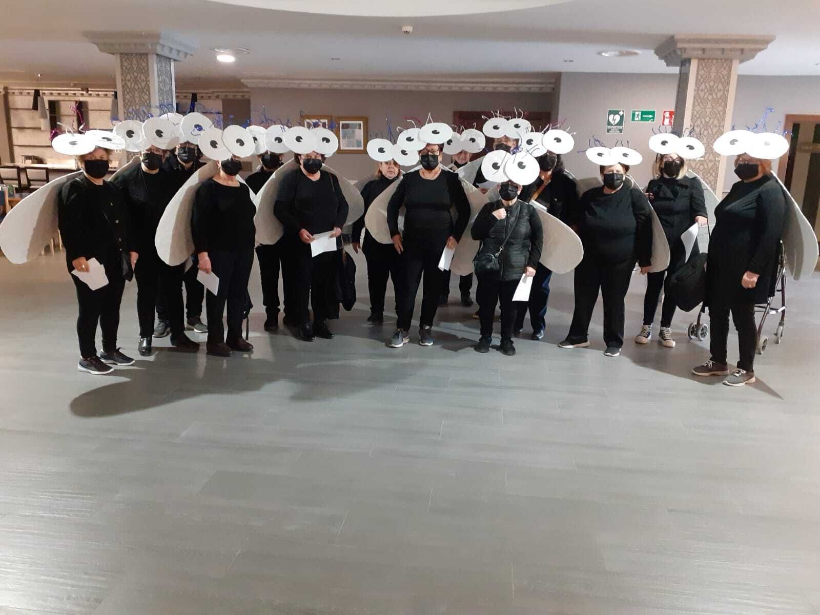 Las moscas terapéuticas es como se ha denominado a este grupo de mujeres disfrazadas de Huétor Tájar.