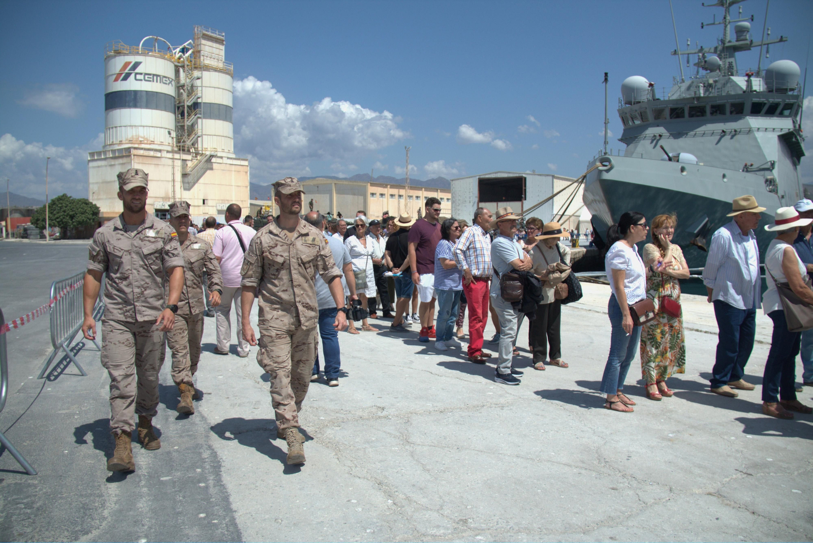 Éxito de participación para ver de cerca el despliegue de las Fuerzas Armadas en Motril