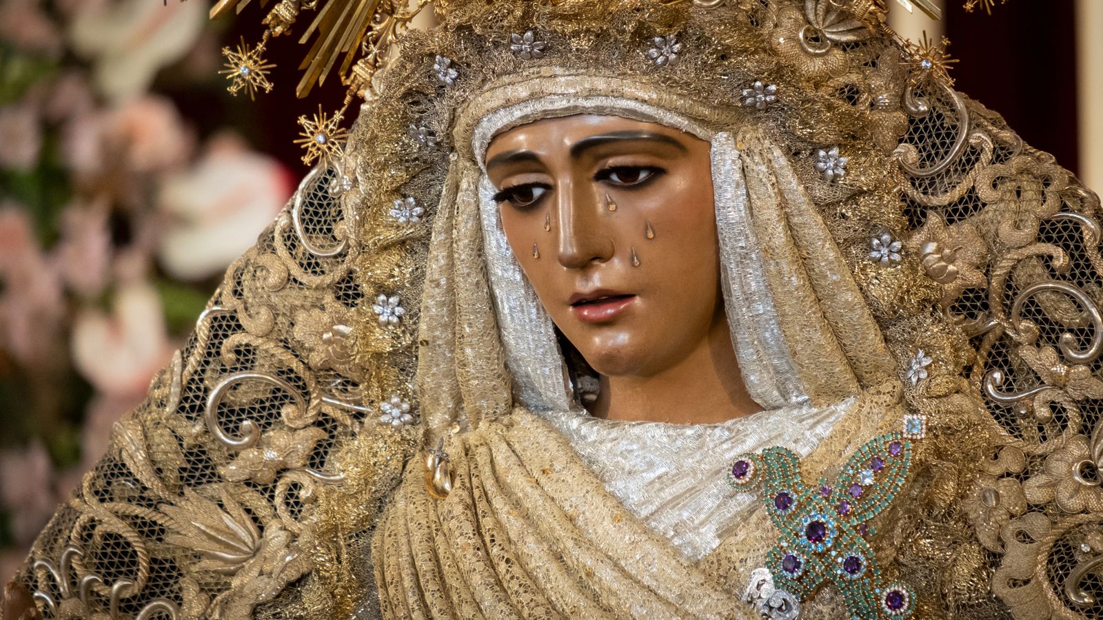 La Esperanza de Triana en su besamanos, en imágenes