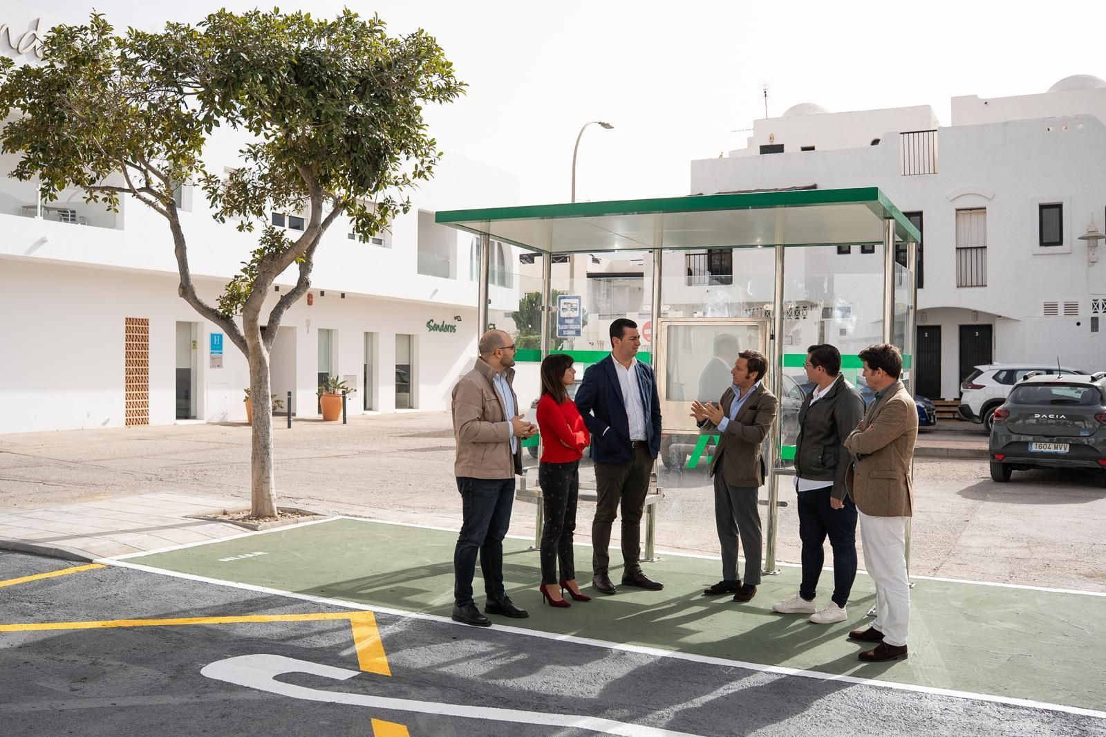La parada de autobuses de Agua Amarga gana en confortabilidad y accesibilidad.
