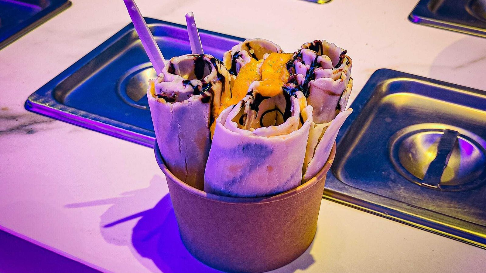 Helado de mango con salsa de chocolate y de Nutella. Helado de mango con salsa de chocolate y de Nutella.