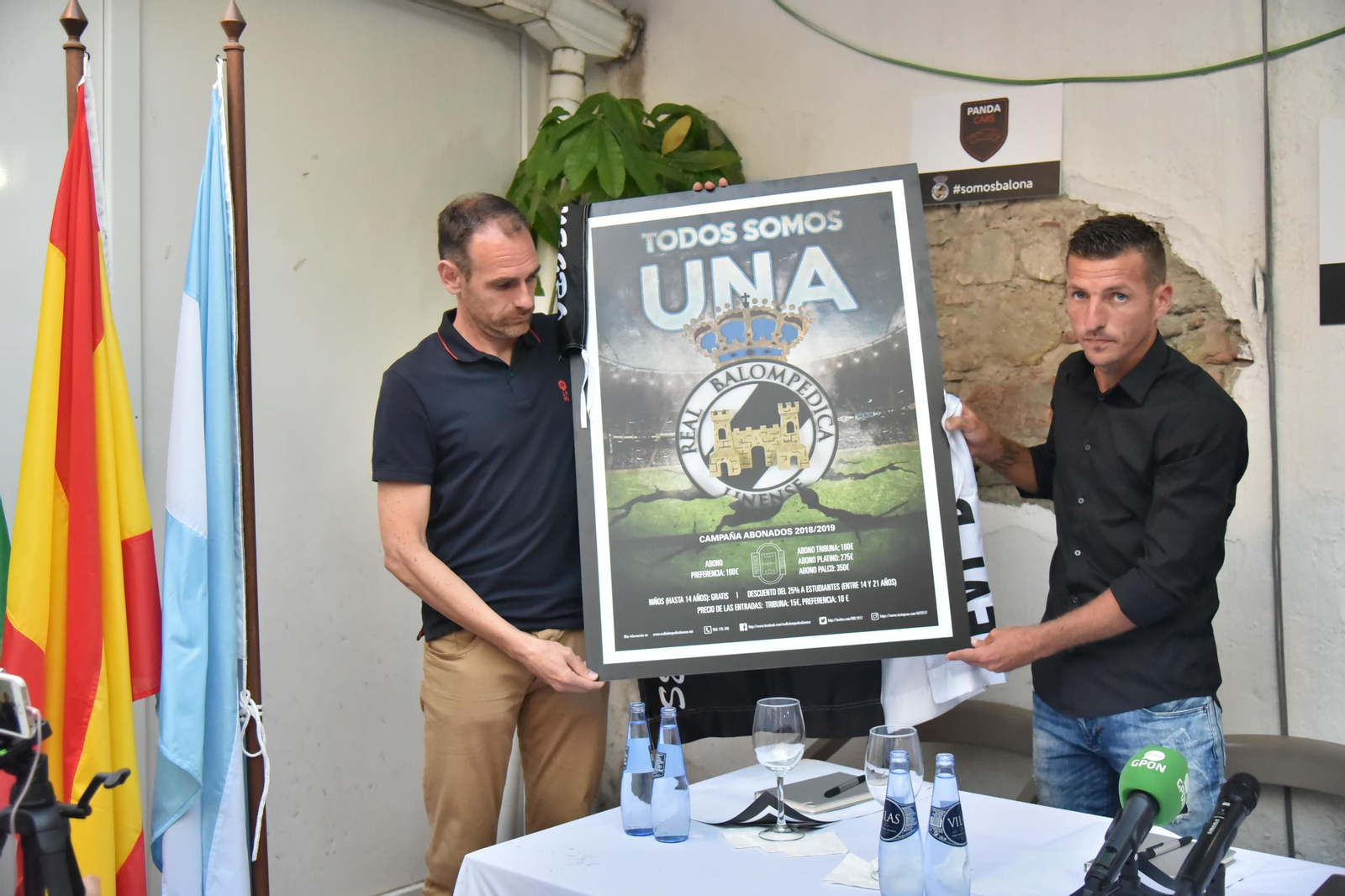 Carlos Guerra e Ismael Chico sostienen el cartel de la campaña de abonados durante su presentación.