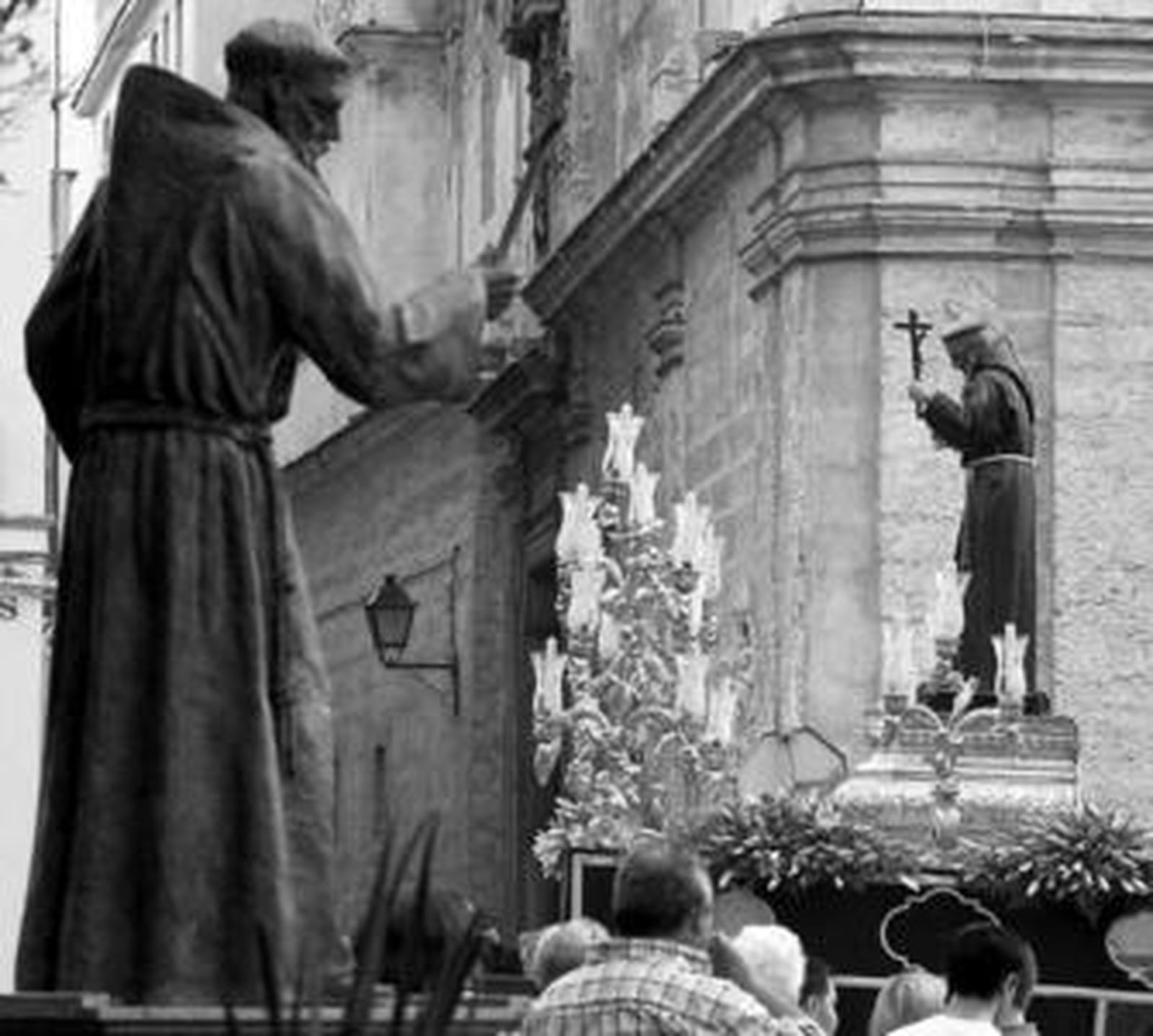Vísperas cofrades con la vista puesta en el cielo