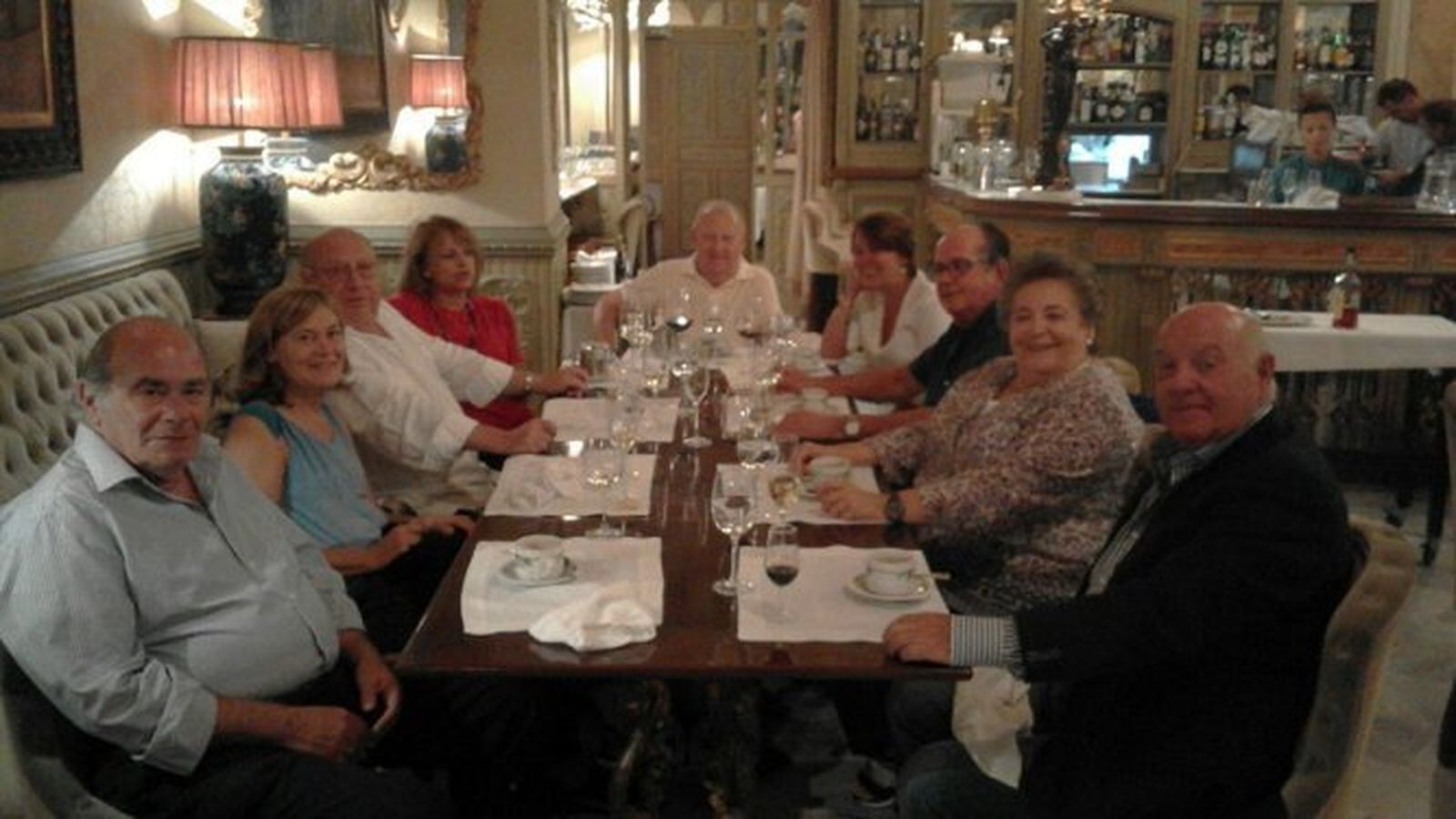 Pepe Hoces, María Isern, Fernando Otero, Fina Puigvert, Valentín Lasanta, Patricia Serrano, Chispa Bravo, María Victoria Gallardo y Eduardo Aranda, durante la celebración en el Café Royalty.