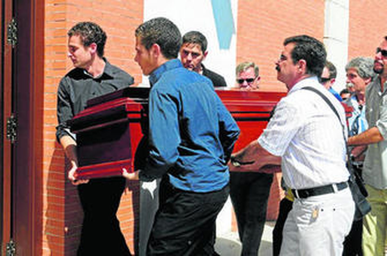 Un momento del entierro de la joven Lorena Guerrero en Peligros.