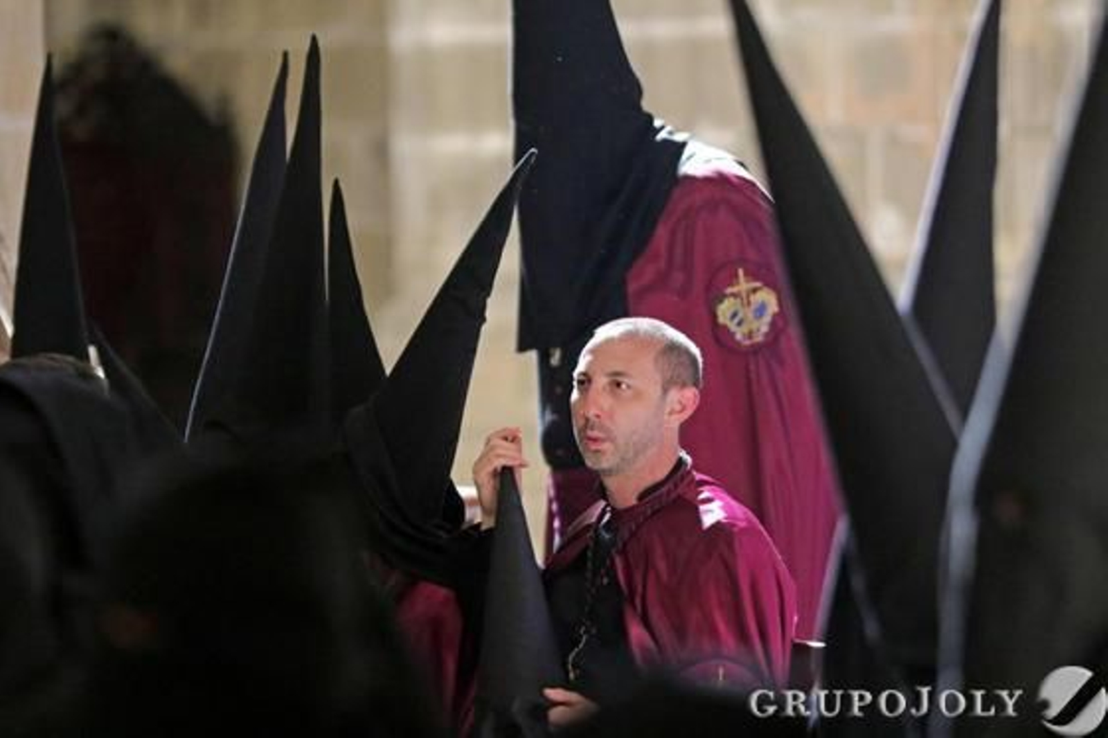 Los hermanos de La Viga se forman minutos antes de salir de la Catedral.

Foto: Miguel Angel Gonzalez