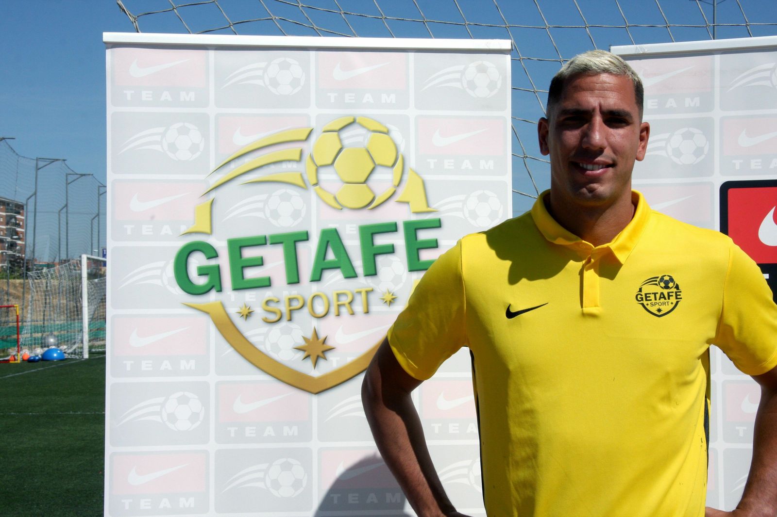 Joel posa con el escudo del Getafe Sport de fondo.