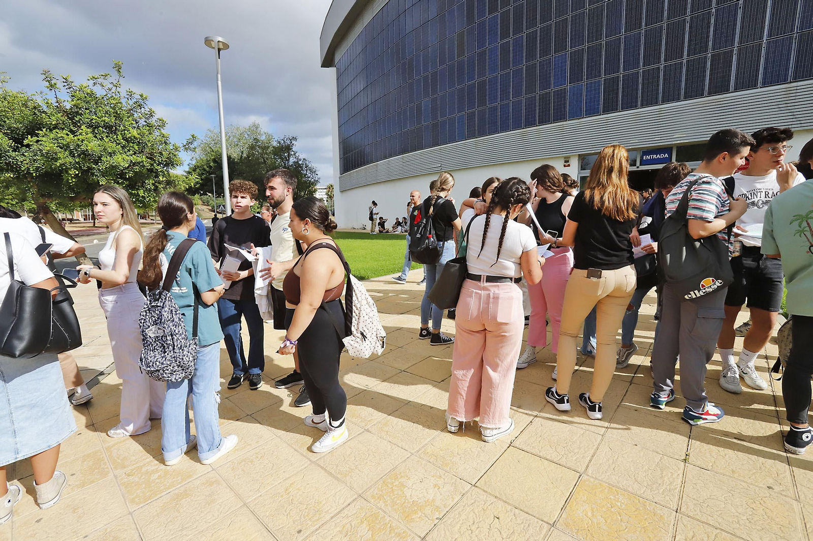 Imágenes del comienzo de las pruebas de evaluación para el acceso a la universidad en Huelva