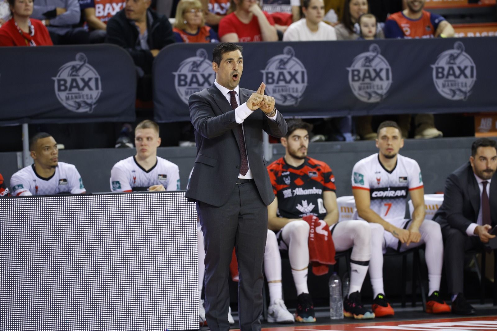 Pablo Pin dando instrucciones a sus jugadores en Manresa.