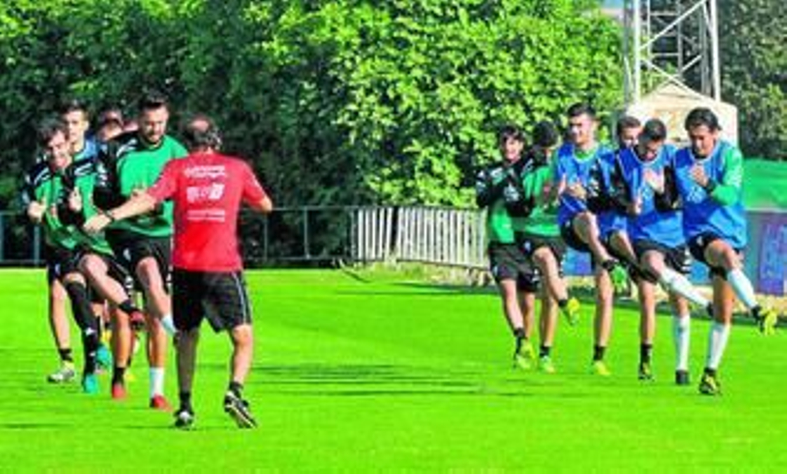 Chema Sanz, preparador físico del CCF, comanda los ejercicios durante la sesión de entrenamiento de ayer en la Ciudad Deportiva.