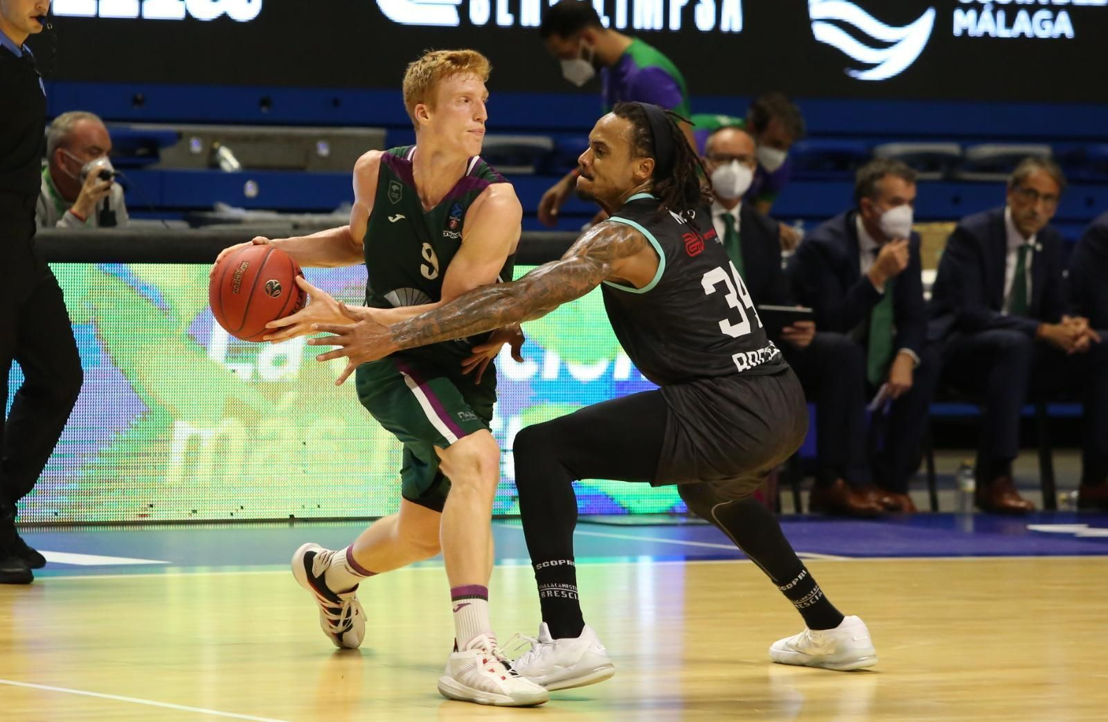 Alberto Díaz intenta dar un pase.