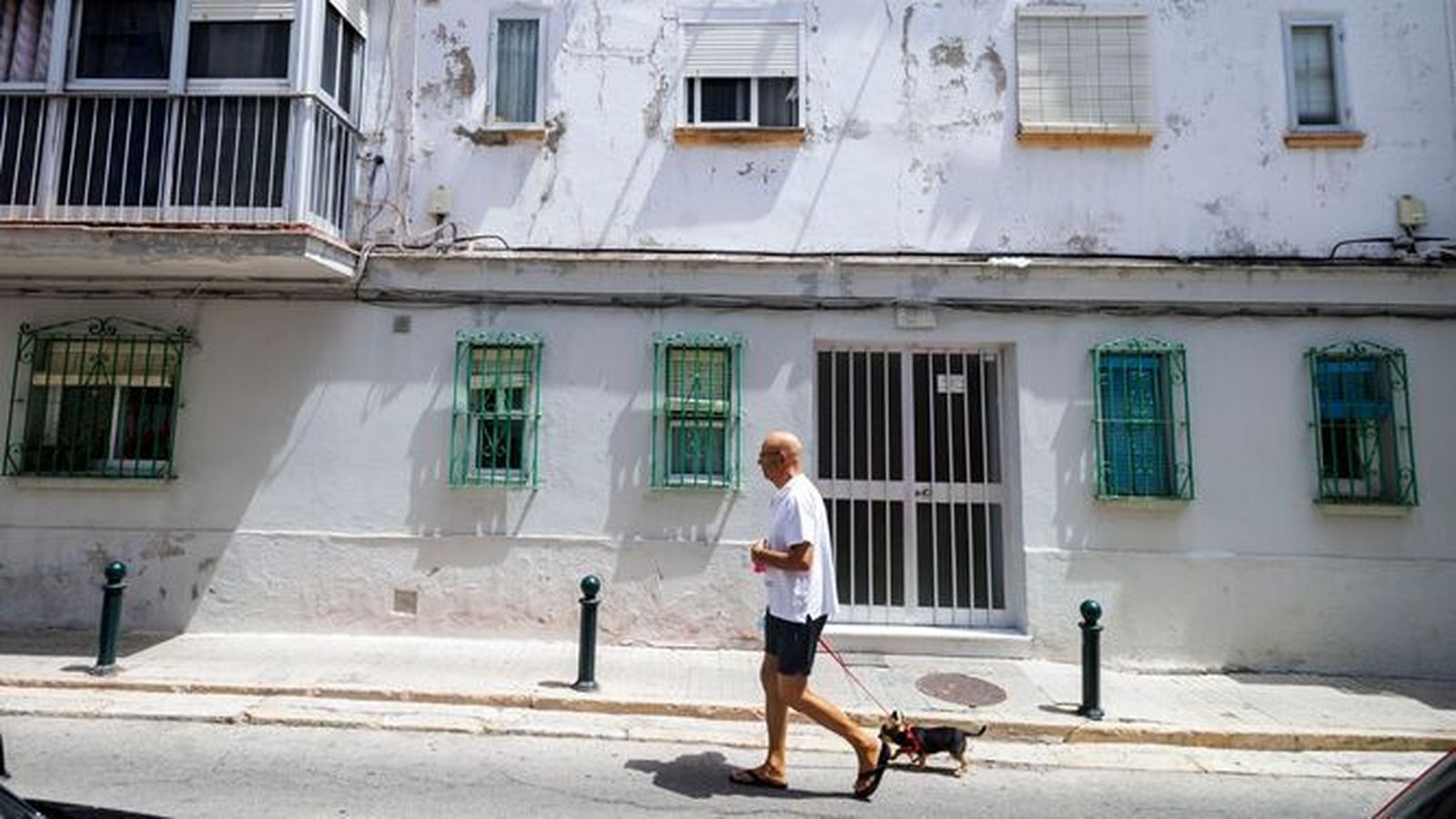 Uno de los portales del edificio en el que sobreviven los vecinos en infraviviendas.