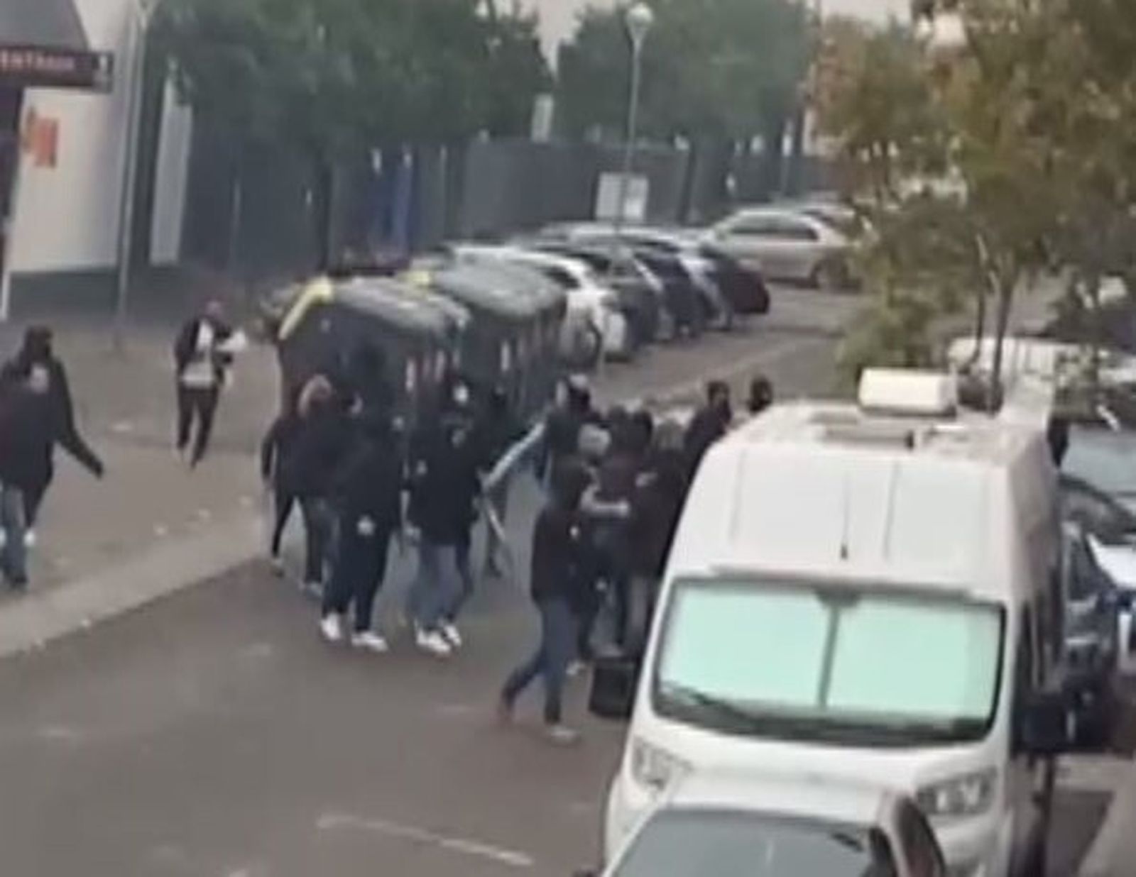 Los ultras, con capuchas.