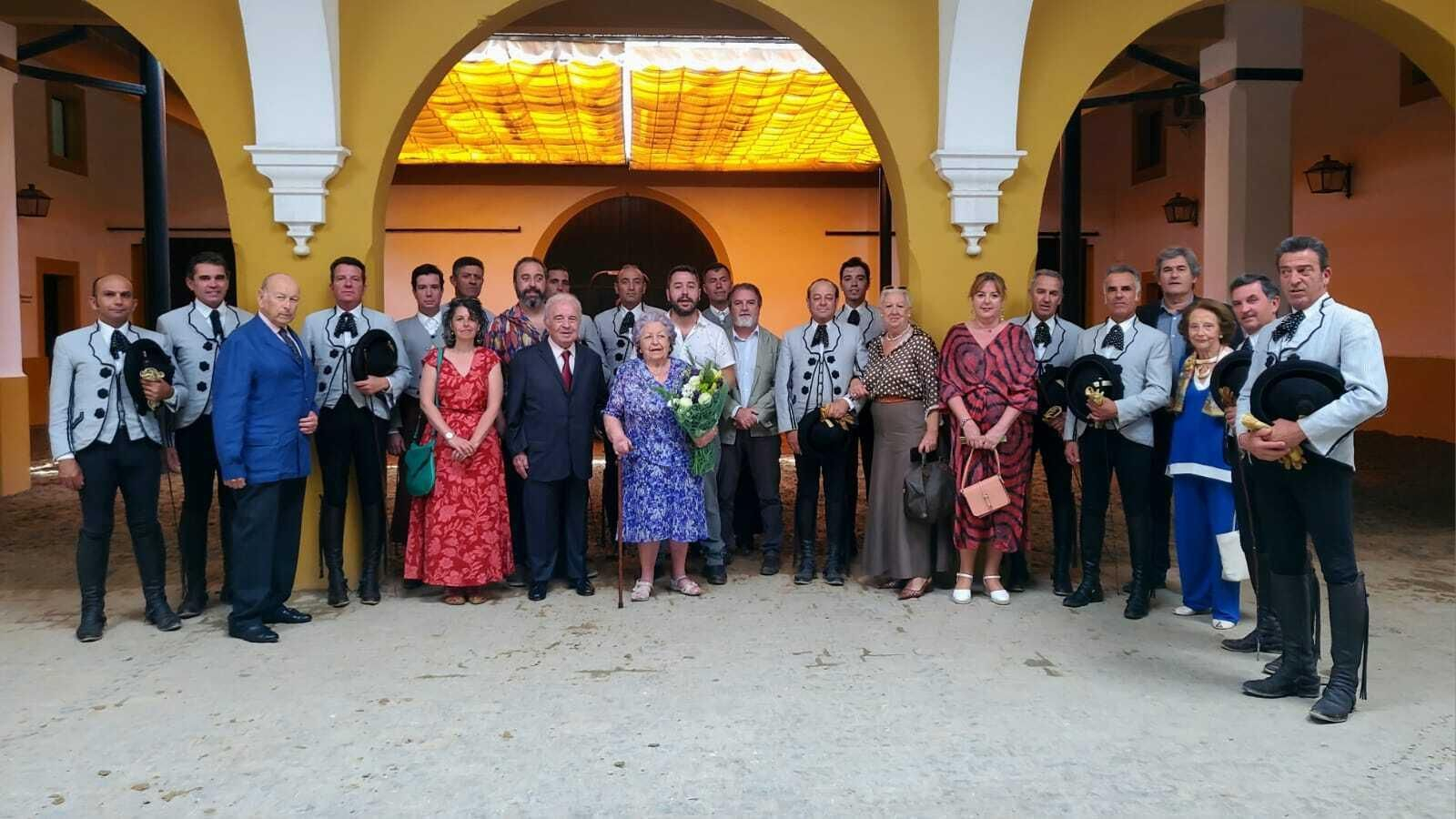 Pepe Marín, junto a su esposa e hijos, y todo el personal de la Real Escuela. Pepe Marín, junto a su esposa e hijos, y todo el personal de la Real Escuela.