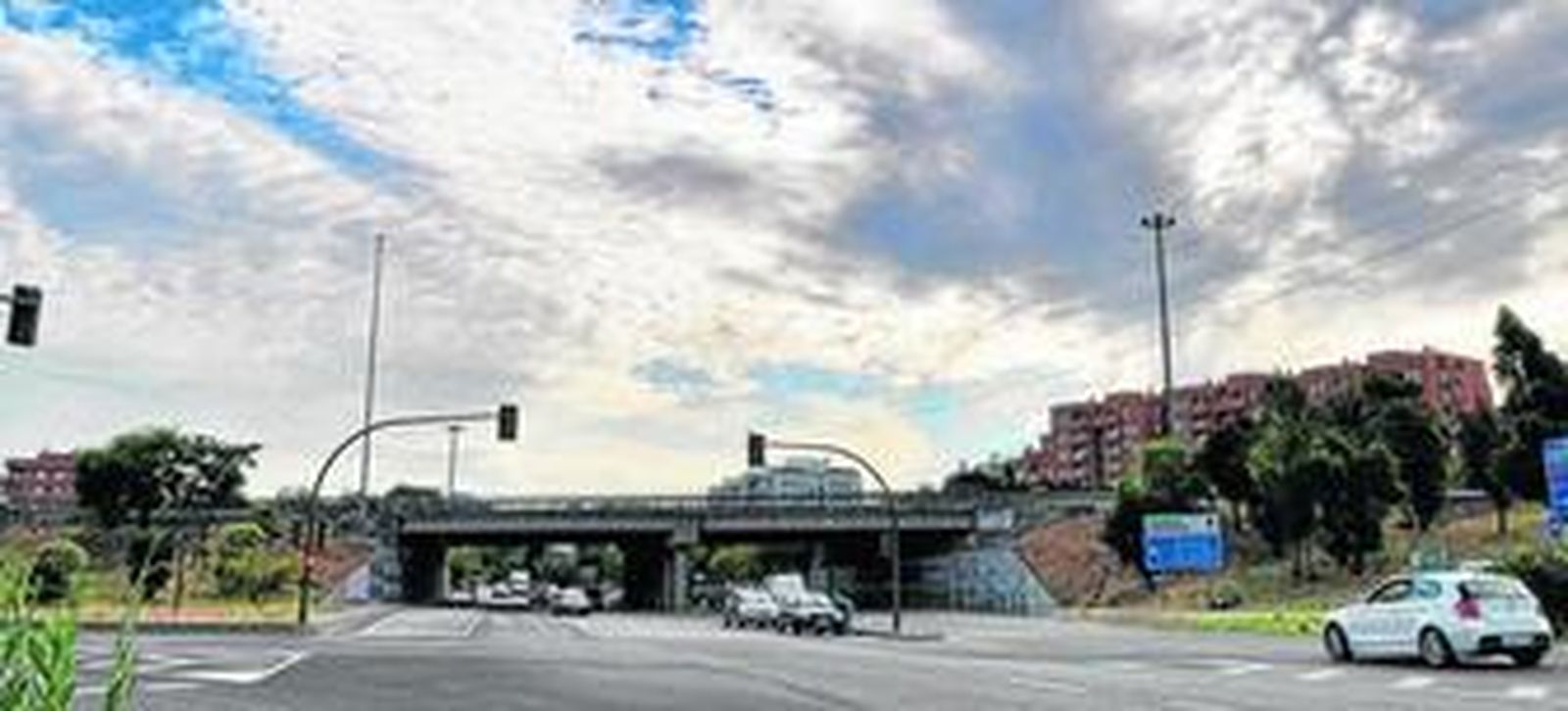 La avenida Montesierra, con el viaducto de la SE-30 cuyas pilas se aprovecharán para el paso del Metro.