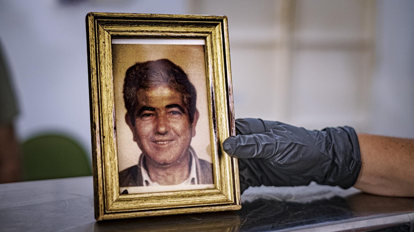 Mercedes sostiene una fotografía de Francisco, el padre de Domingo, que preside la recova. Mercedes sostiene una fotografía de Francisco, el padre de Domingo, que preside la recova.