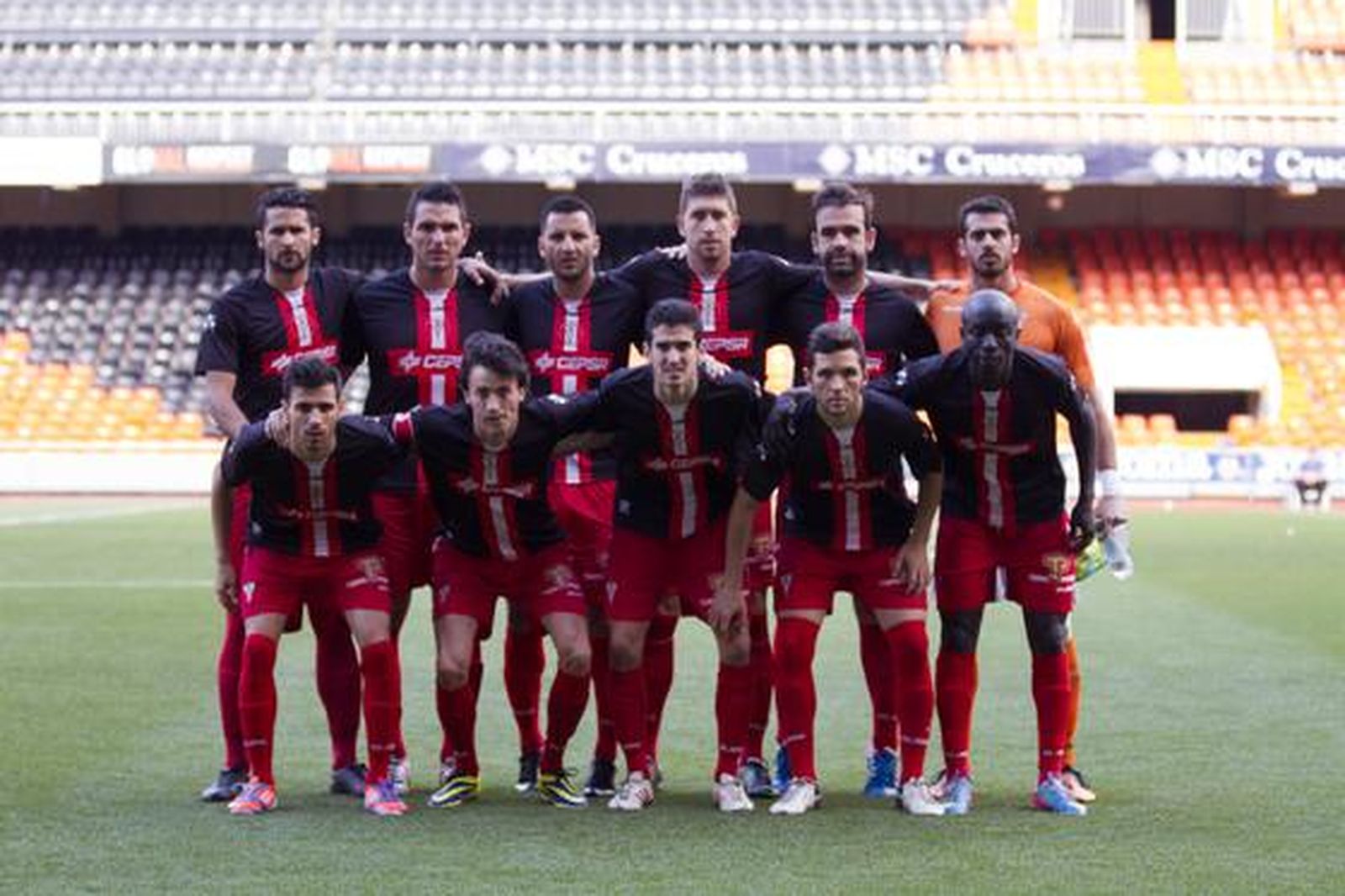 Los albirrojos consuman la pérdida de la categoría un año después de subir al caer en Valencia por 1-0

Foto: LOF