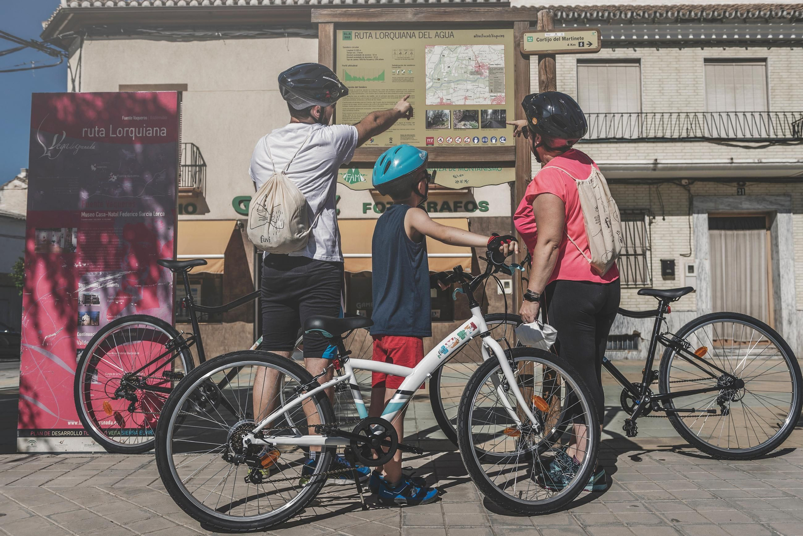 Unos ciclistas, en Fuente Vaqueros.